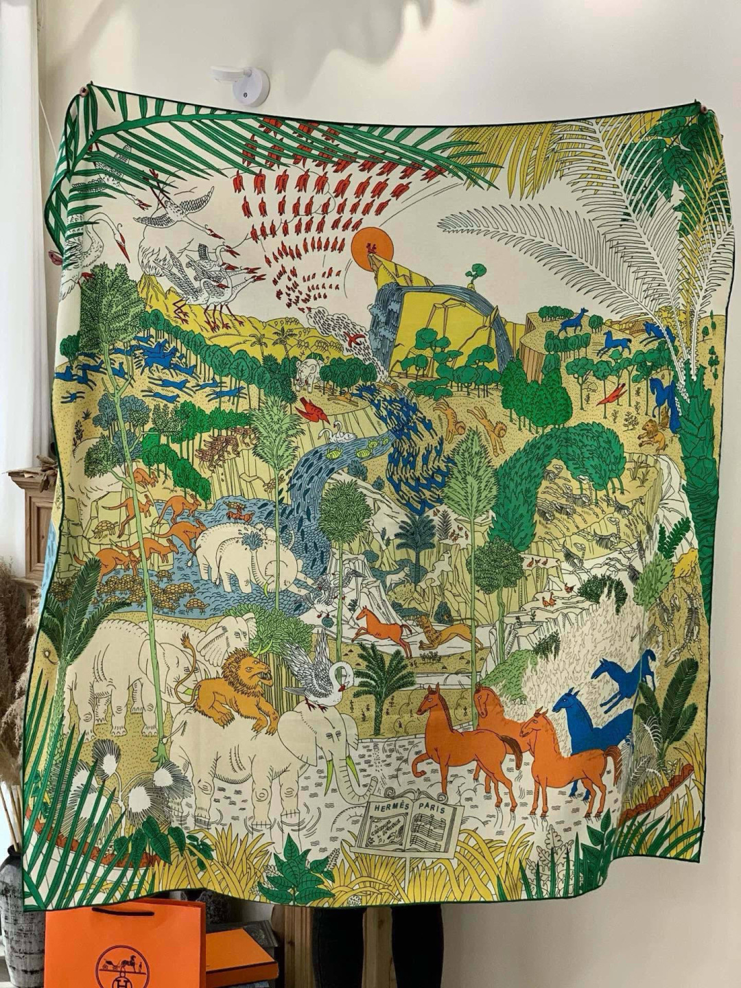 爱马仕～秋冬搭配利器❗️顶级双面同色真丝羊绒披肩！！1条等于2条】点睛精彩，图案和配色都超级喜欢，又一款