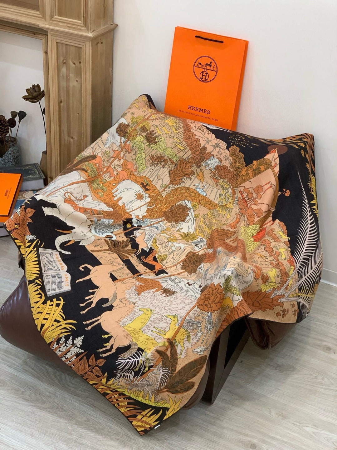 爱马仕～秋冬搭配利器❗️顶级双面同色真丝羊绒披肩！！1条等于2条】点睛精彩，图案和配色都超级喜欢，又一款