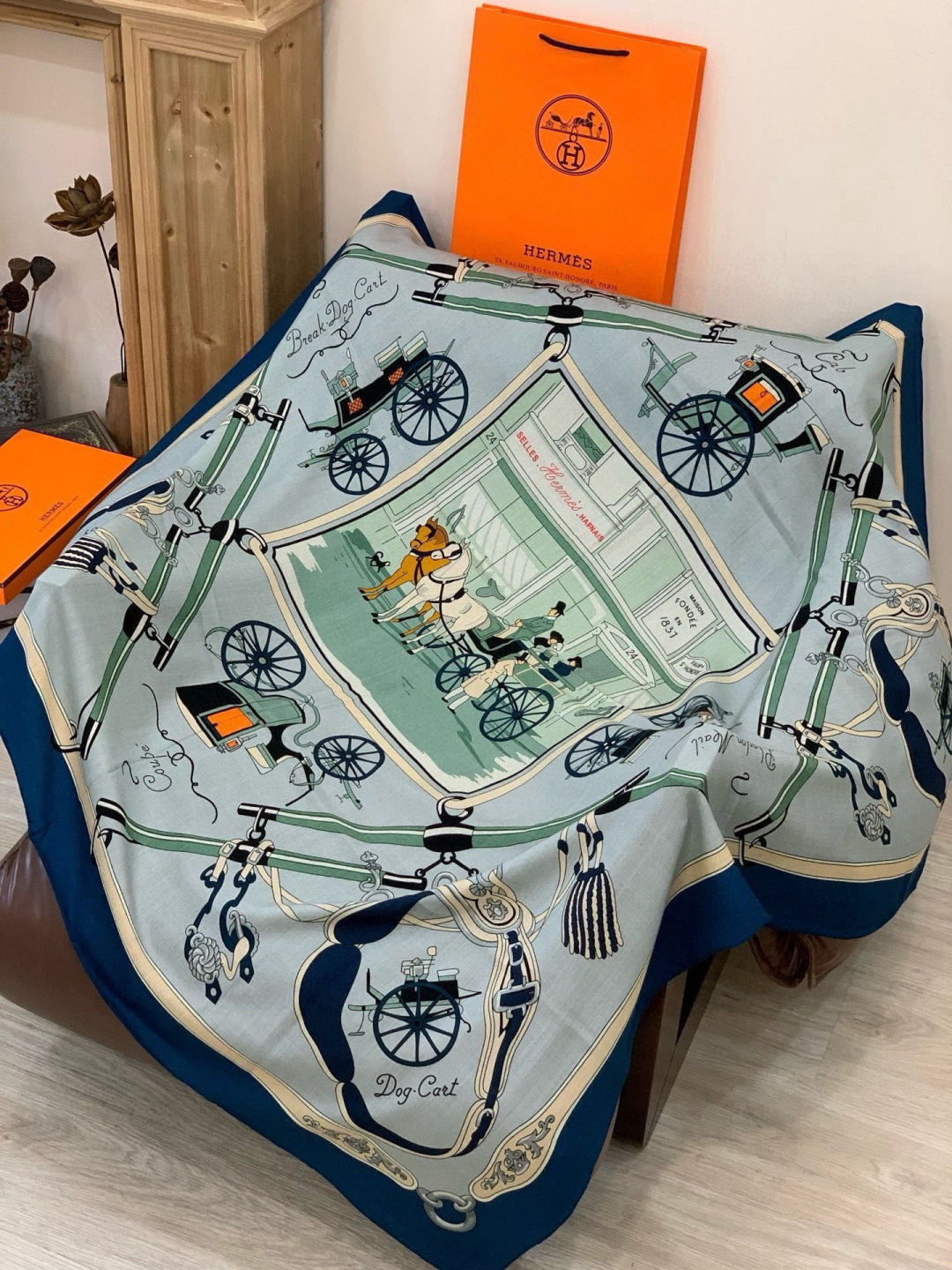 羊绒新款🆕👏👏买了都说好看‼️推荐💕爱马仕双面同色羊绒方巾【双面同色140】，顶级工艺超值‼️爱马仕专柜