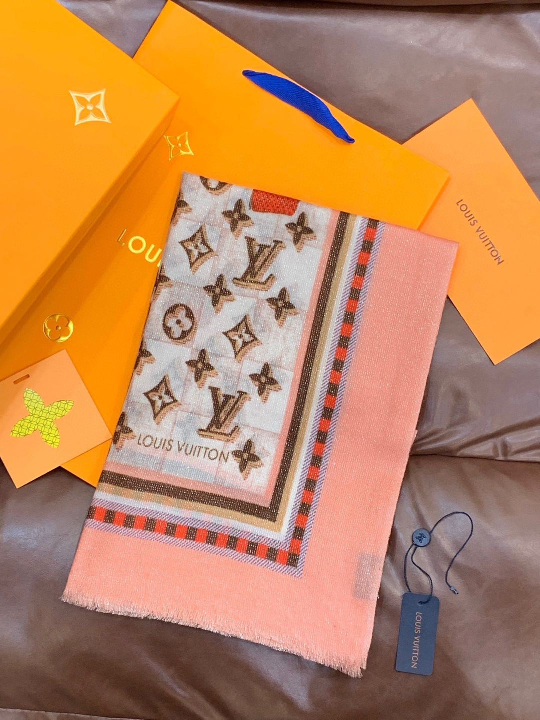 会发光发亮的围巾银丝羊绒长巾✨专柜同步‼️真心赞‼️驴家【L字母与花纹长巾】路易威登经典 Monogra