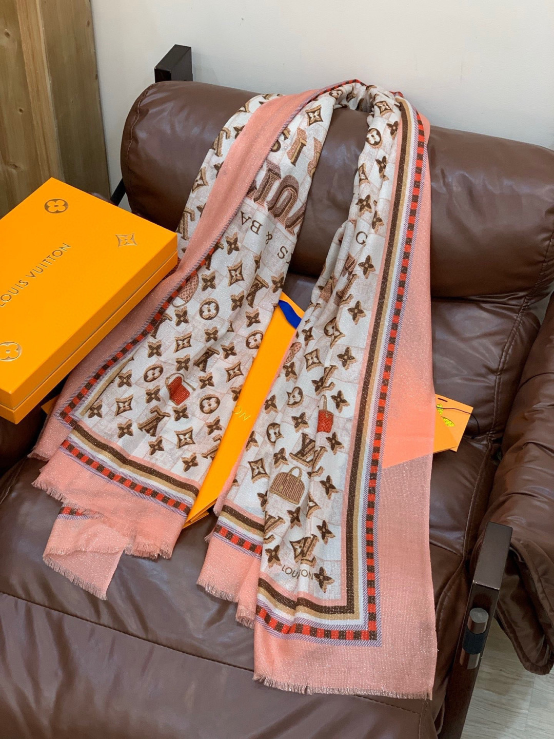 会发光发亮的围巾银丝羊绒长巾✨专柜同步‼️真心赞‼️驴家【L字母与花纹长巾】路易威登经典 Monogra