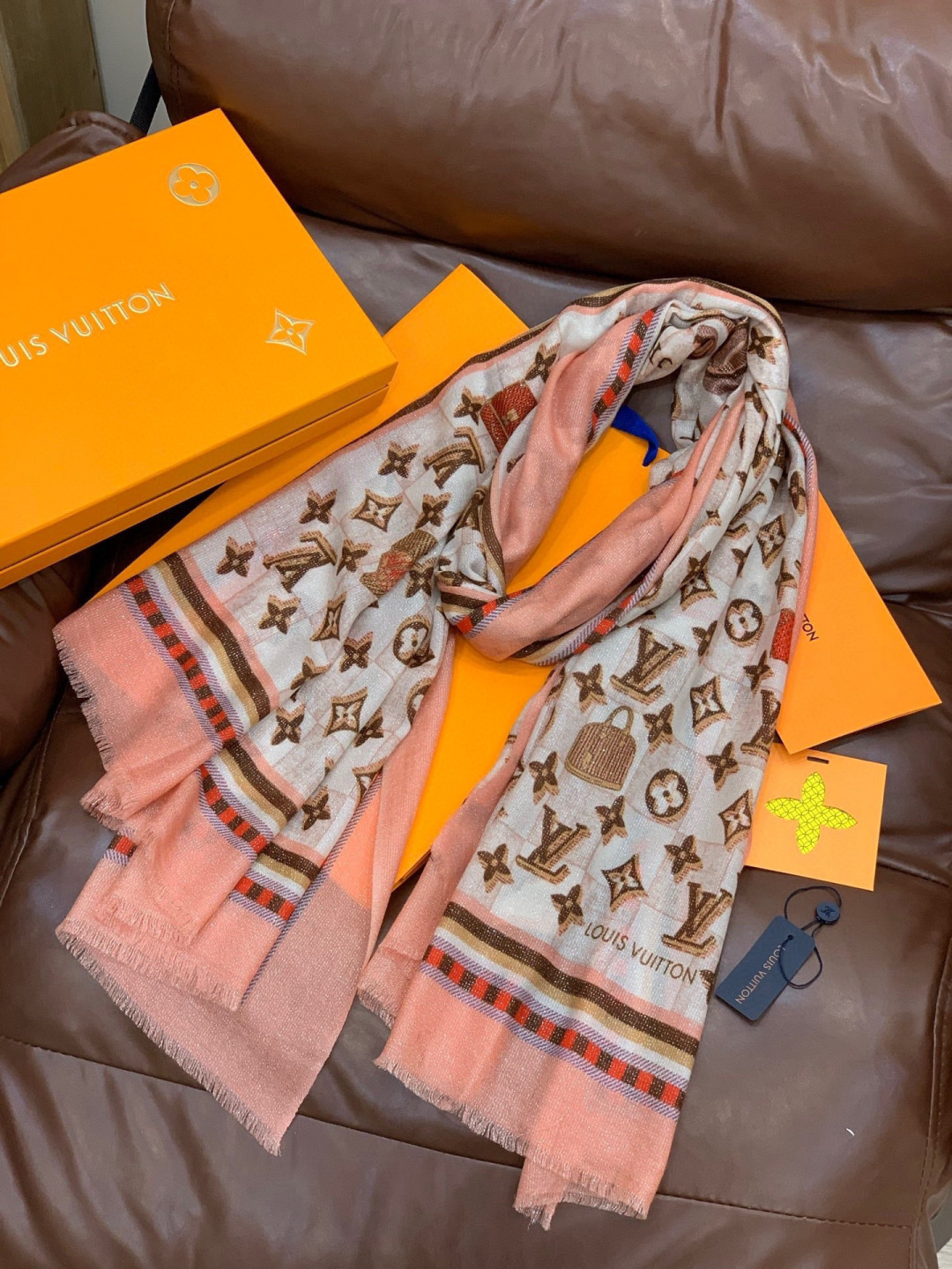 会发光发亮的围巾银丝羊绒长巾✨专柜同步‼️真心赞‼️驴家【L字母与花纹长巾】路易威登经典 Monogra