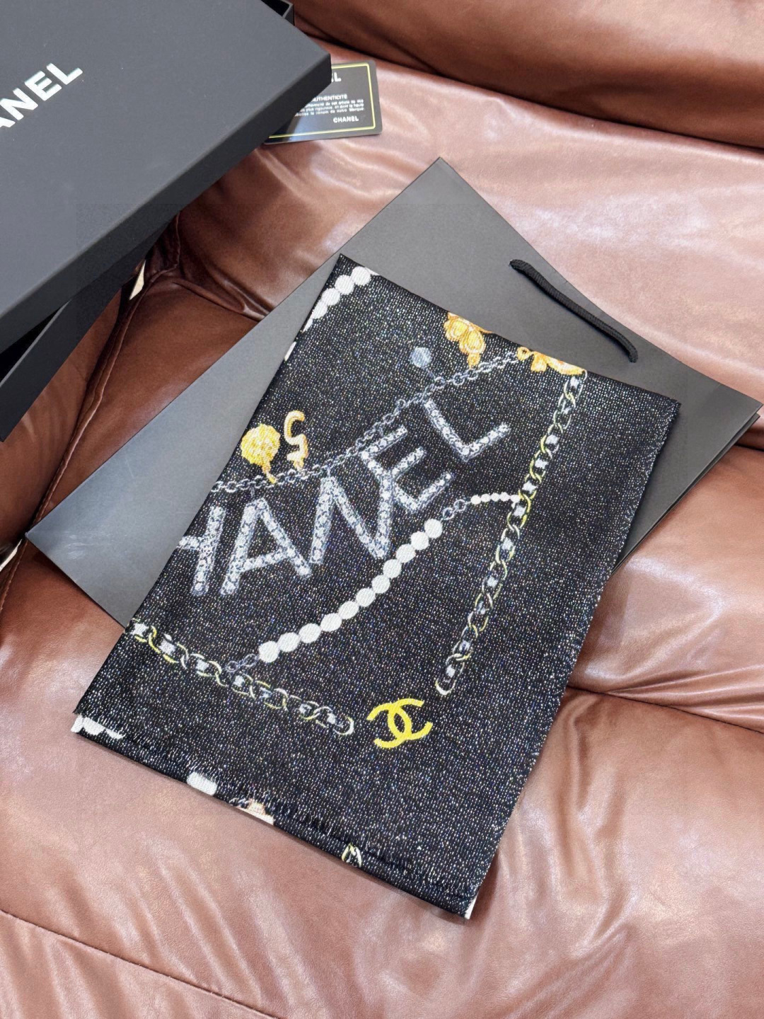 Chanel ~新品～“珠光宝气”【会发光发亮的围巾】这款经典单品展现强大而迷人的女性魅力精髓。诠释无限