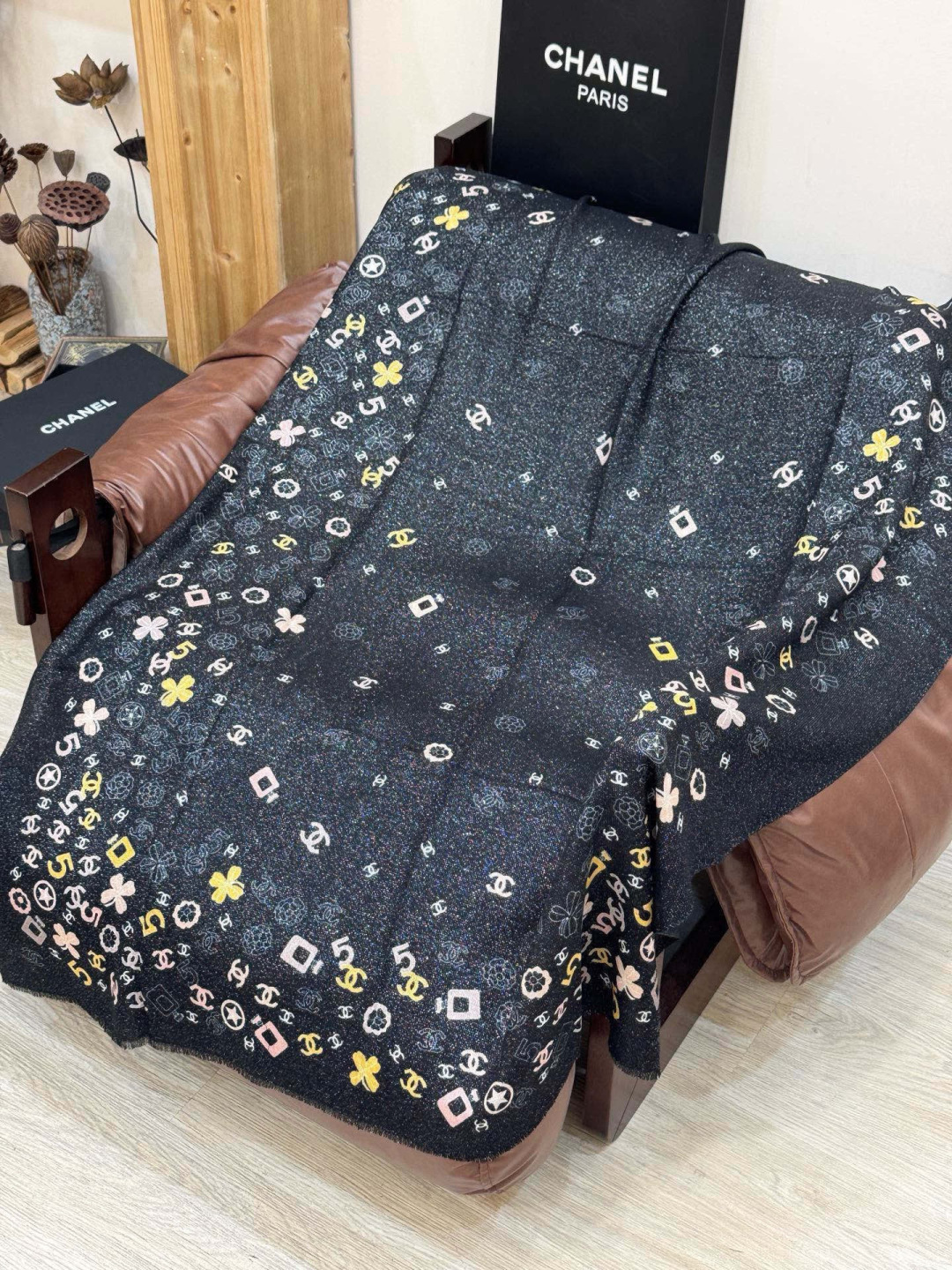 会发光发亮的围巾 💟CHANEL香奈儿经典元素设计优雅大方，绕在颈间超级完美💋💋简直人间的尤物😍 专柜品