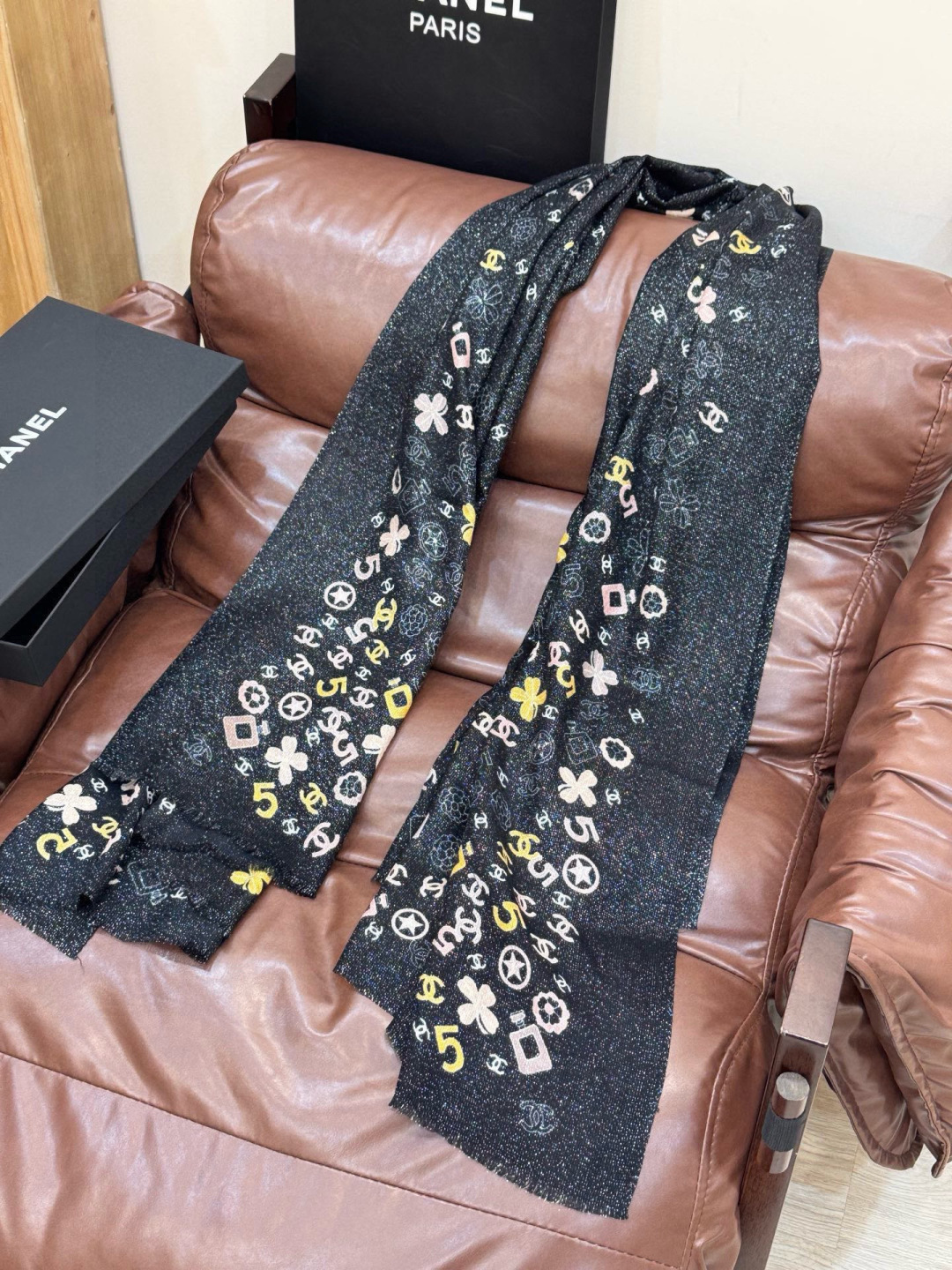 会发光发亮的围巾 💟CHANEL香奈儿经典元素设计优雅大方，绕在颈间超级完美💋💋简直人间的尤物😍 专柜品