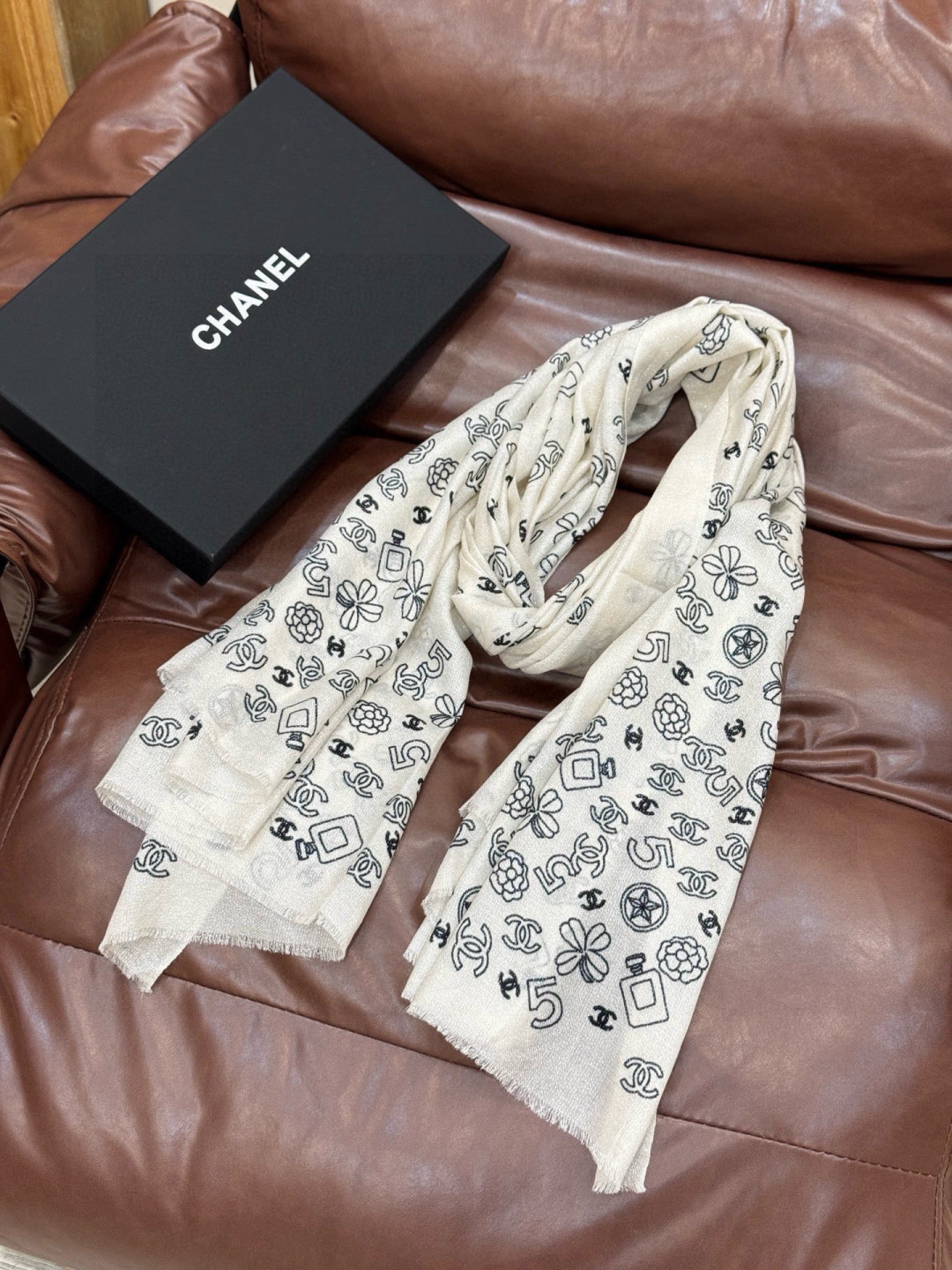 会发光发亮的围巾 💟CHANEL香奈儿经典元素设计优雅大方，绕在颈间超级完美💋💋简直人间的尤物😍 专柜品