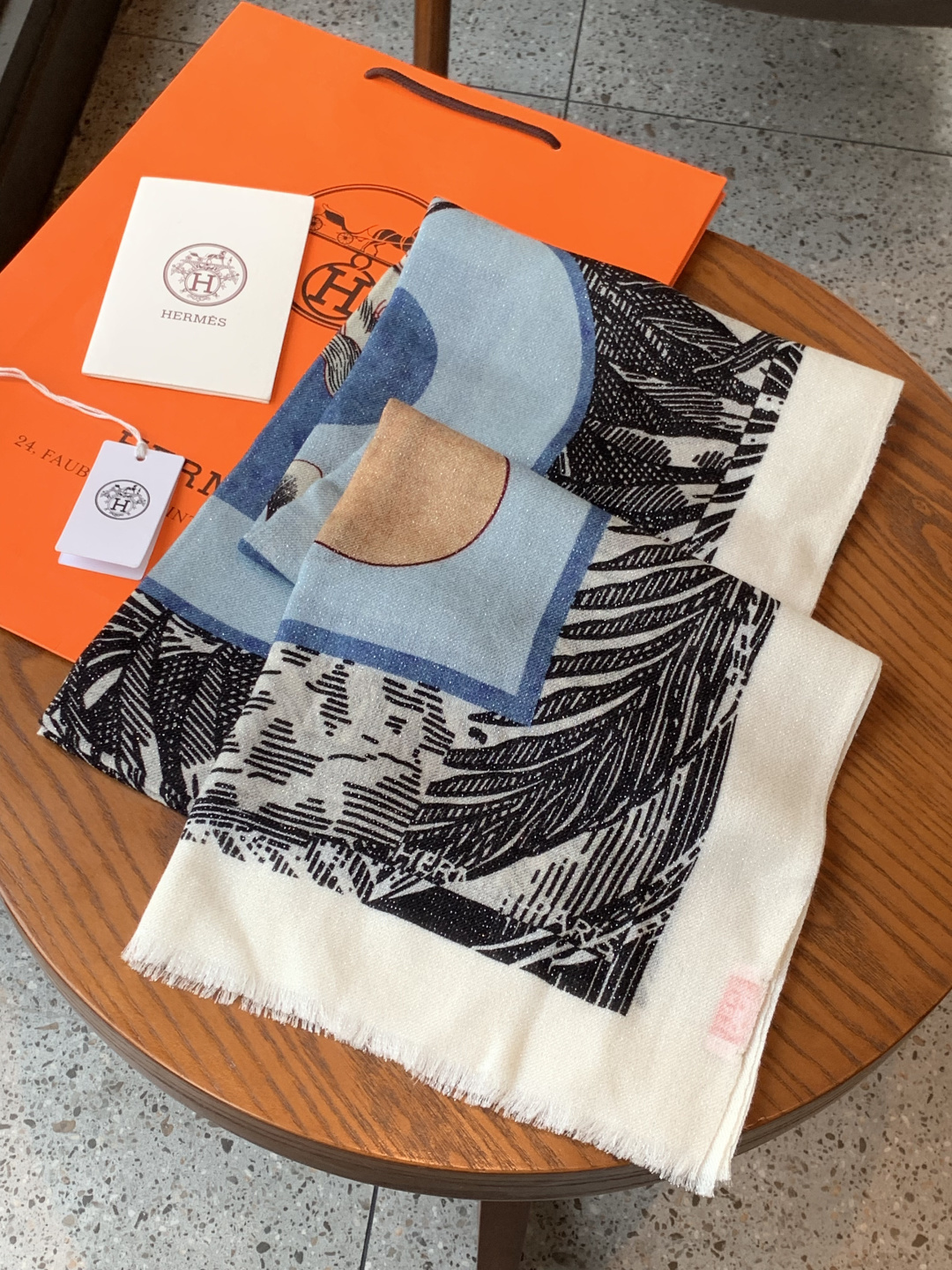会发光发亮的围巾 爱马仕 专柜同步 买了都说好看羊绒印花‼️推荐💕顶级工艺超值‼️爱马仕专柜爆款🎁🎁羊绒