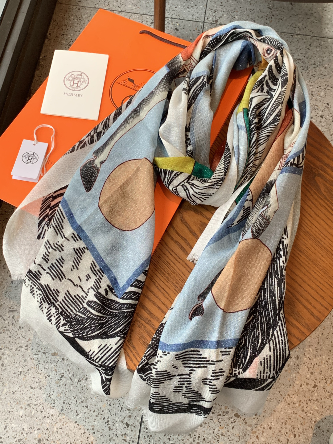 会发光发亮的围巾 爱马仕 专柜同步 买了都说好看羊绒印花‼️推荐💕顶级工艺超值‼️爱马仕专柜爆款🎁🎁羊绒
