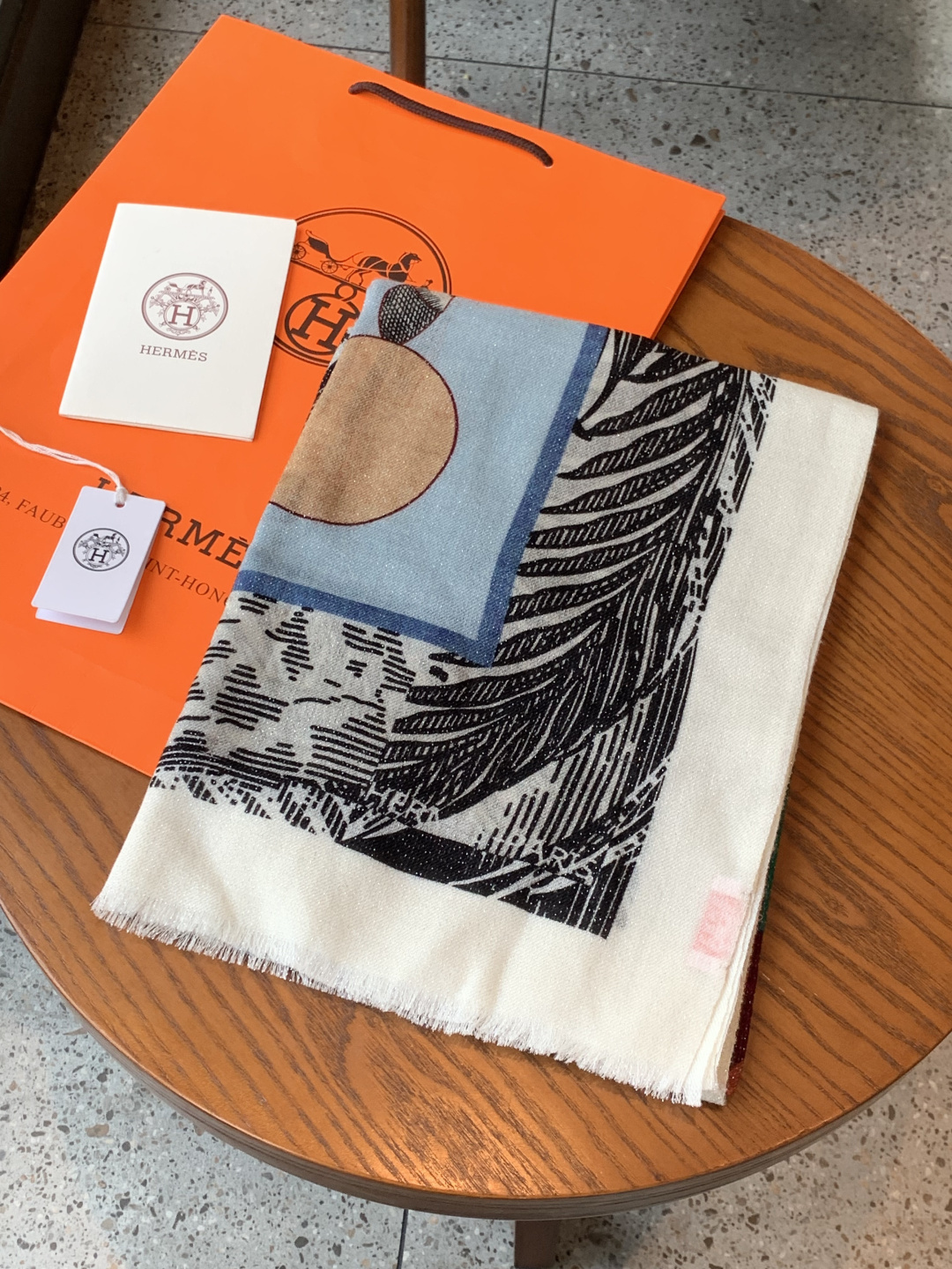 会发光发亮的围巾 爱马仕 专柜同步 买了都说好看羊绒印花‼️推荐💕顶级工艺超值‼️爱马仕专柜爆款🎁🎁羊绒