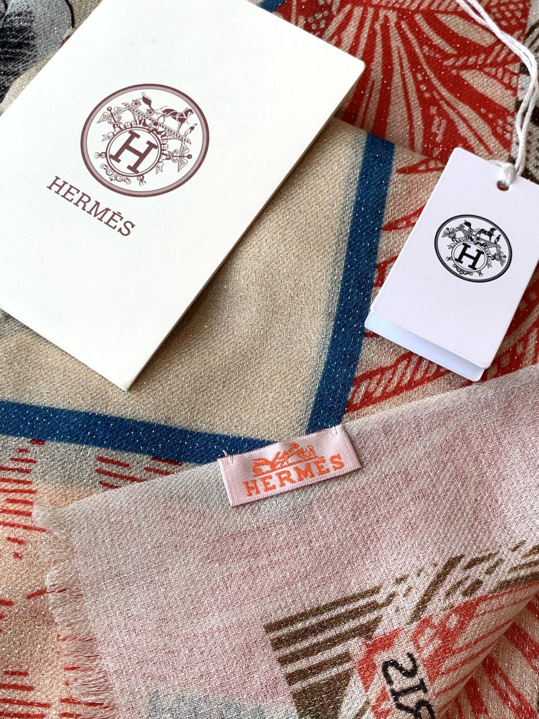 会发光发亮的围巾 爱马仕 专柜同步 买了都说好看羊绒印花‼️推荐💕顶级工艺超值‼️爱马仕专柜爆款🎁🎁羊绒