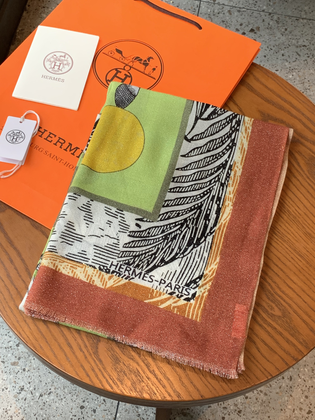 会发光发亮的围巾 爱马仕 专柜同步 买了都说好看羊绒印花‼️推荐💕顶级工艺超值‼️爱马仕专柜爆款🎁🎁羊绒