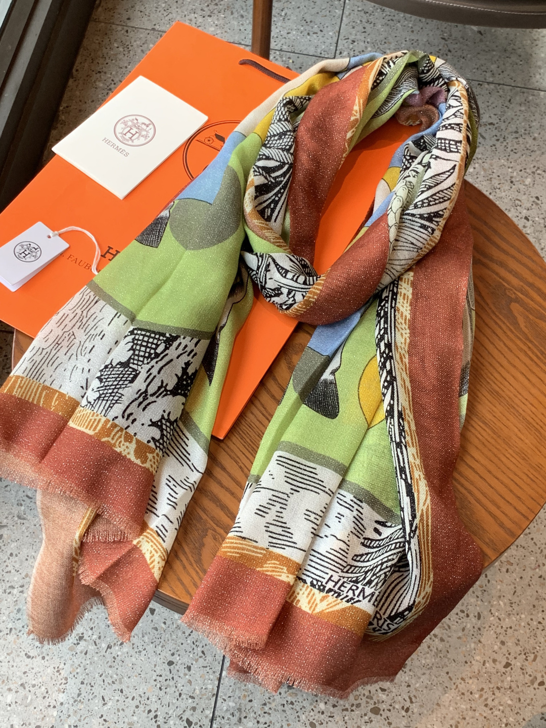 会发光发亮的围巾 爱马仕 专柜同步 买了都说好看羊绒印花‼️推荐💕顶级工艺超值‼️爱马仕专柜爆款🎁🎁羊绒