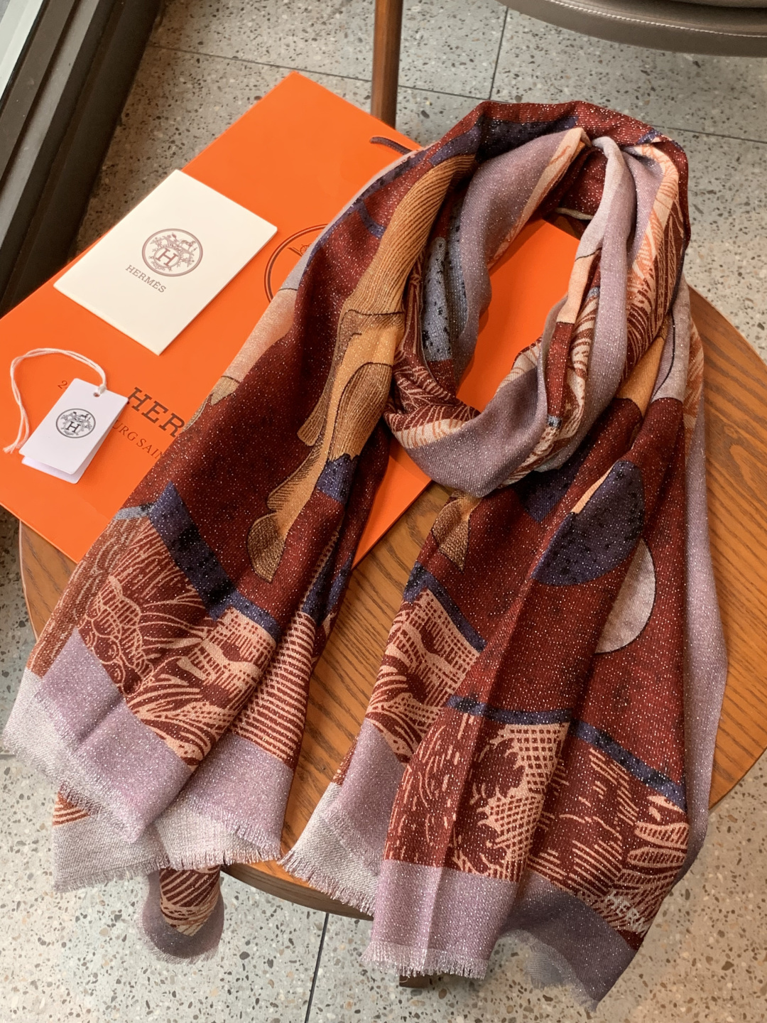 会发光发亮的围巾 爱马仕 专柜同步 买了都说好看羊绒印花‼️推荐💕顶级工艺超值‼️爱马仕专柜爆款🎁🎁羊绒