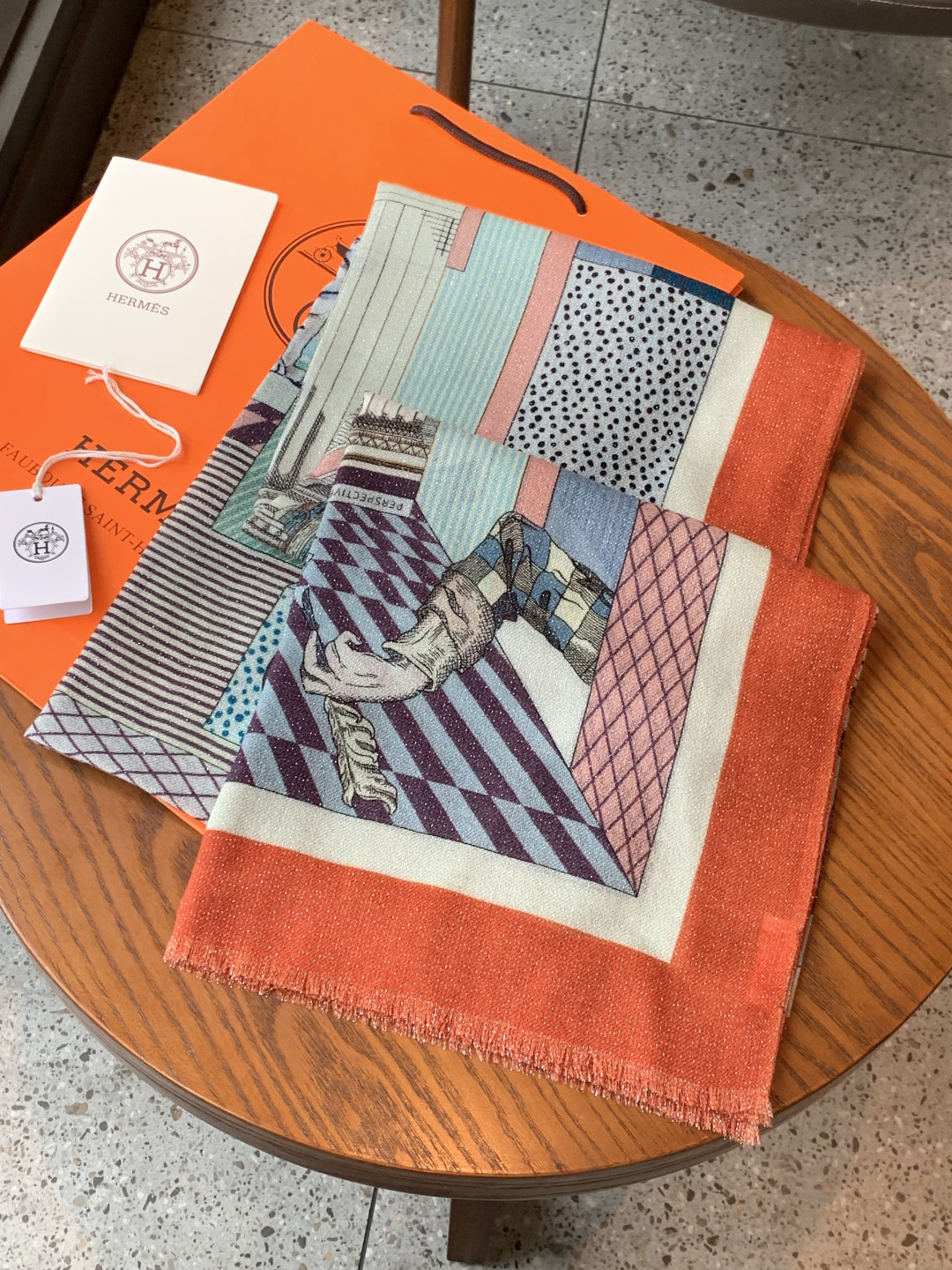 会发光发亮的围巾 爱马仕 专柜同步 买了都说好看羊绒印花‼️推荐💕顶级工艺超值‼️爱马仕专柜爆款🎁🎁羊绒