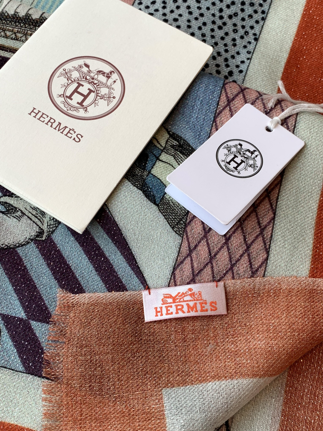 会发光发亮的围巾 爱马仕 专柜同步 买了都说好看羊绒印花‼️推荐💕顶级工艺超值‼️爱马仕专柜爆款🎁🎁羊绒
