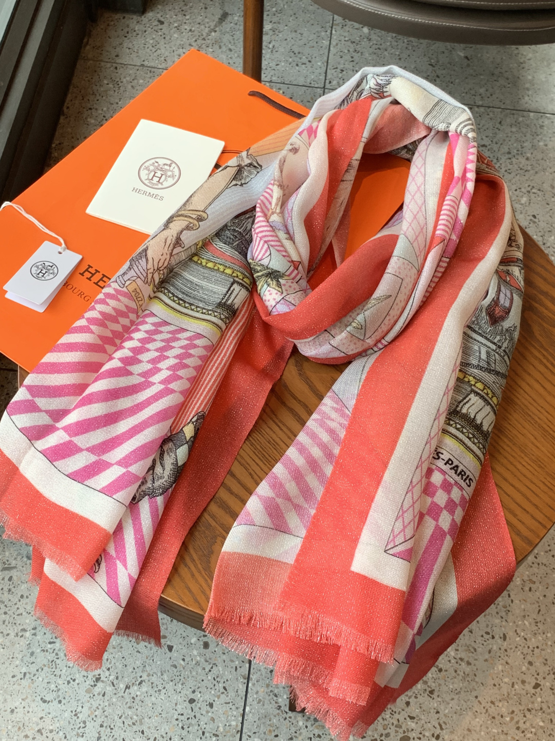 会发光发亮的围巾 爱马仕 专柜同步 买了都说好看羊绒印花‼️推荐💕顶级工艺超值‼️爱马仕专柜爆款🎁🎁羊绒