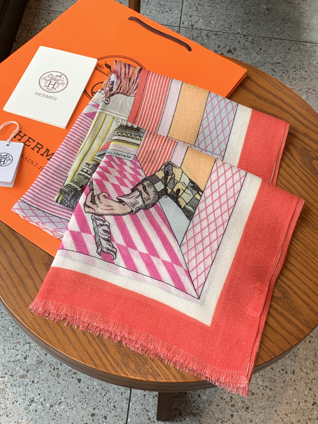会发光发亮的围巾 爱马仕 专柜同步 买了都说好看羊绒印花‼️推荐💕顶级工艺超值‼️爱马仕专柜爆款🎁🎁羊绒