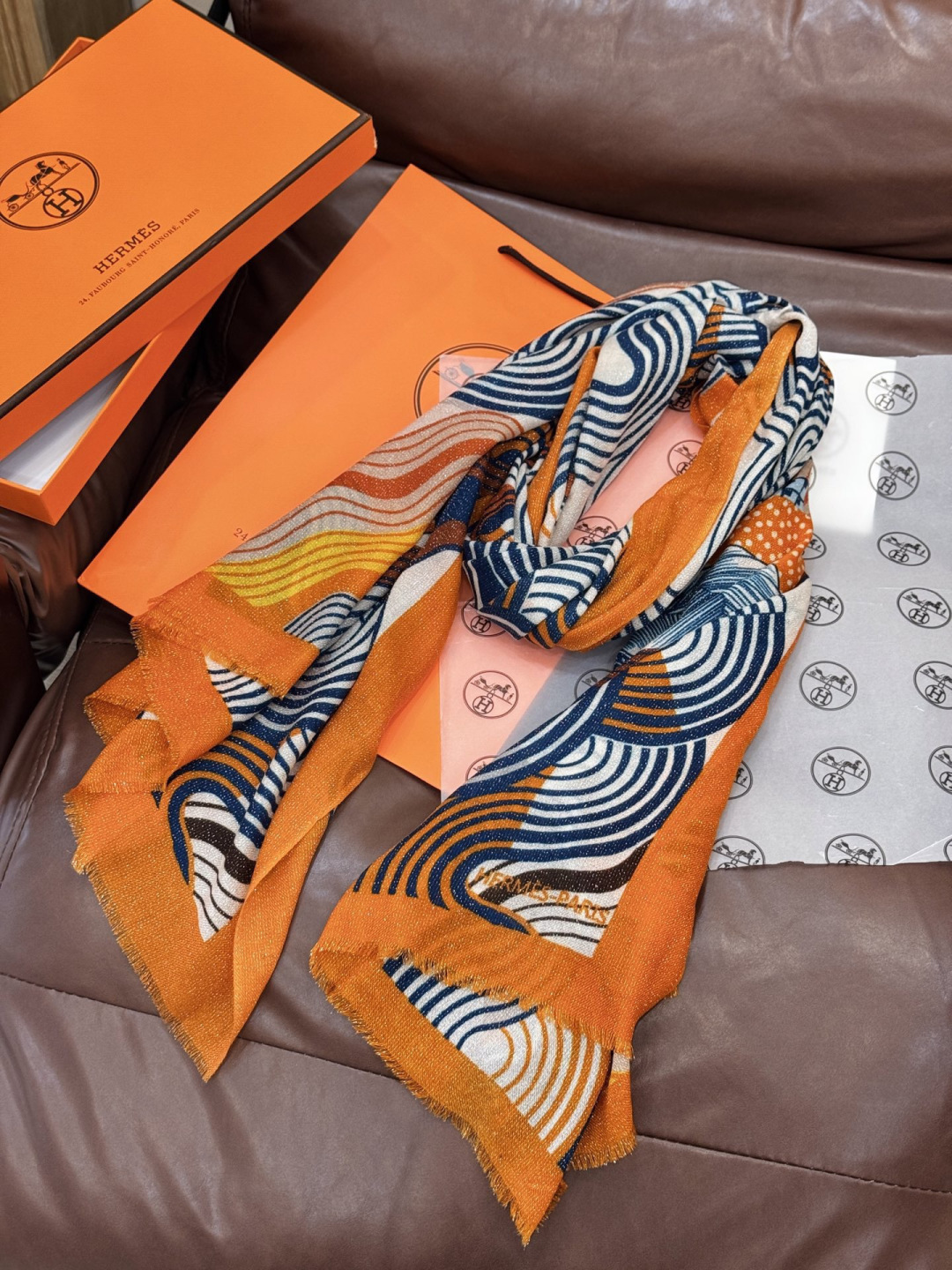 上新🌟 会发光发亮的围巾 💄💋新款客银丝+💖羊绒面料长巾 😘美翻了[流泪]H家【骏马披挂长巾】御用殿堂级