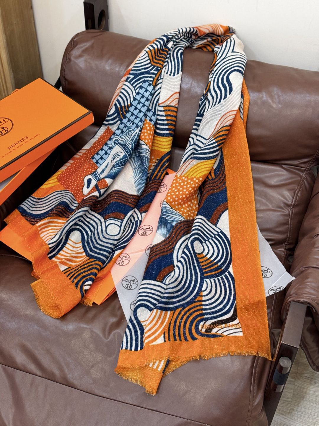 上新🌟 会发光发亮的围巾 💄💋新款客银丝+💖羊绒面料长巾 😘美翻了[流泪]H家【骏马披挂长巾】御用殿堂级