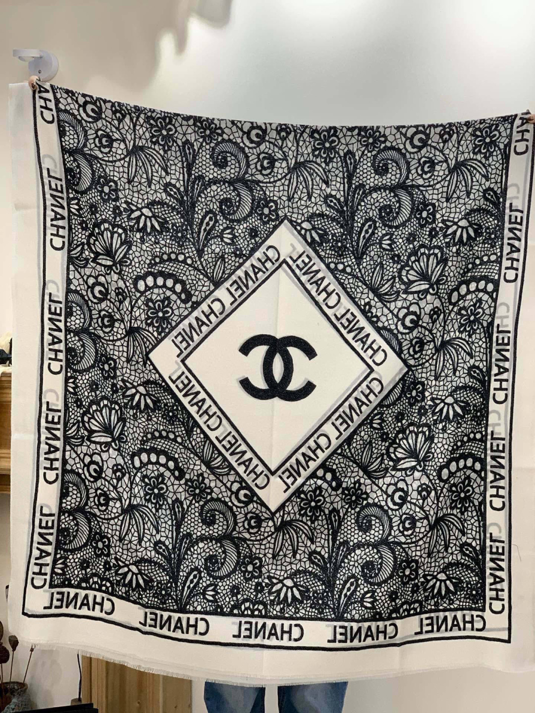 会发光发亮的围巾💟香奶奶专柜上新客供羊绒长巾👑👑 卖的超爆的，亮晶晶✨的银丝上身才会知道她的美，洋气、大