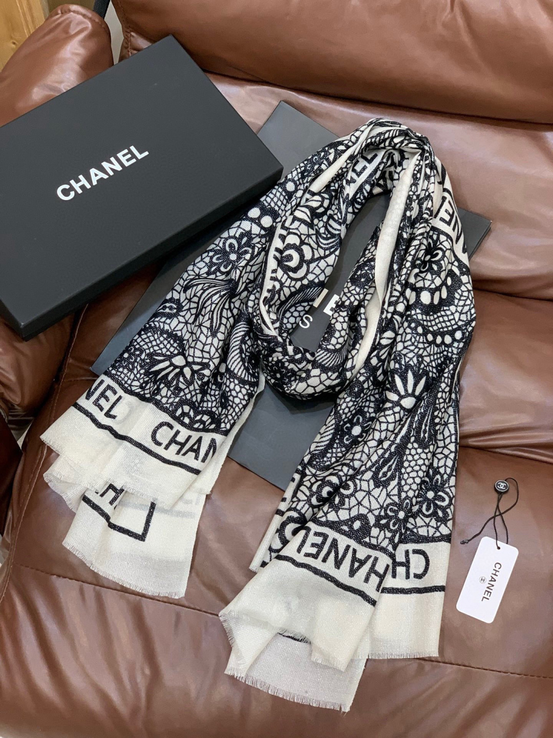 会发光发亮的围巾💟香奶奶专柜上新客供羊绒长巾👑👑 卖的超爆的，亮晶晶✨的银丝上身才会知道她的美，洋气、大