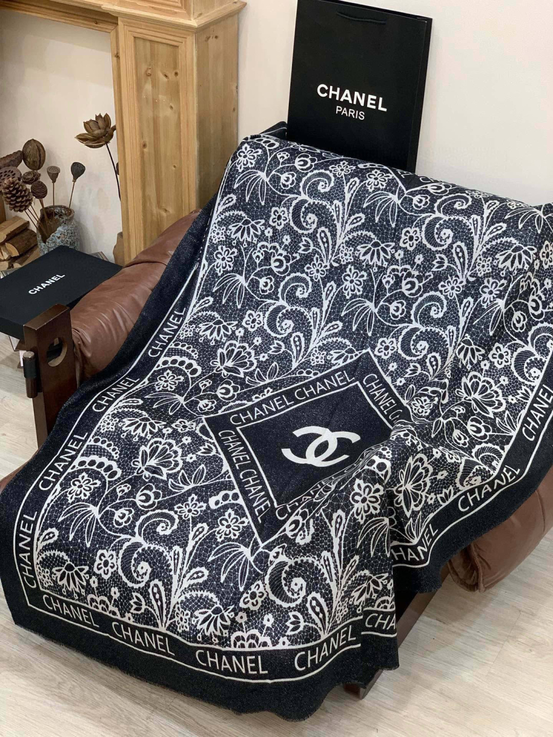 会发光发亮的围巾💟香奶奶专柜上新客供羊绒长巾👑👑 卖的超爆的，亮晶晶✨的银丝上身才会知道她的美，洋气、大