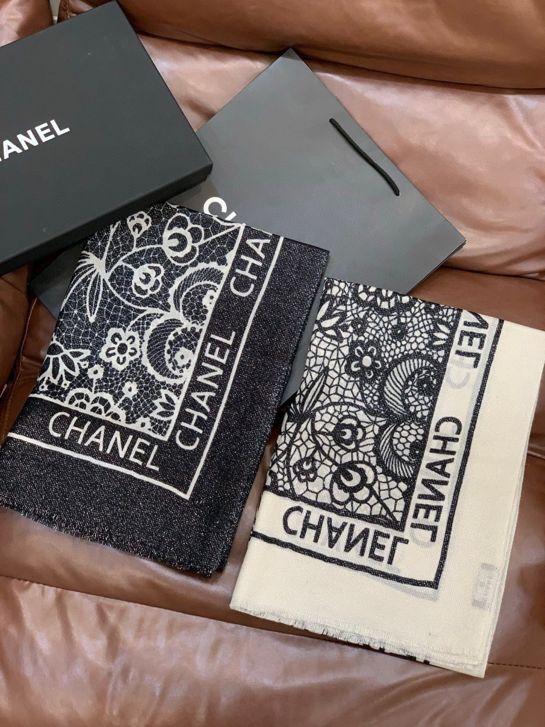 会发光发亮的围巾💟香奶奶专柜上新客供羊绒长巾👑👑 卖的超爆的，亮晶晶✨的银丝上身才会知道她的美，洋气、大