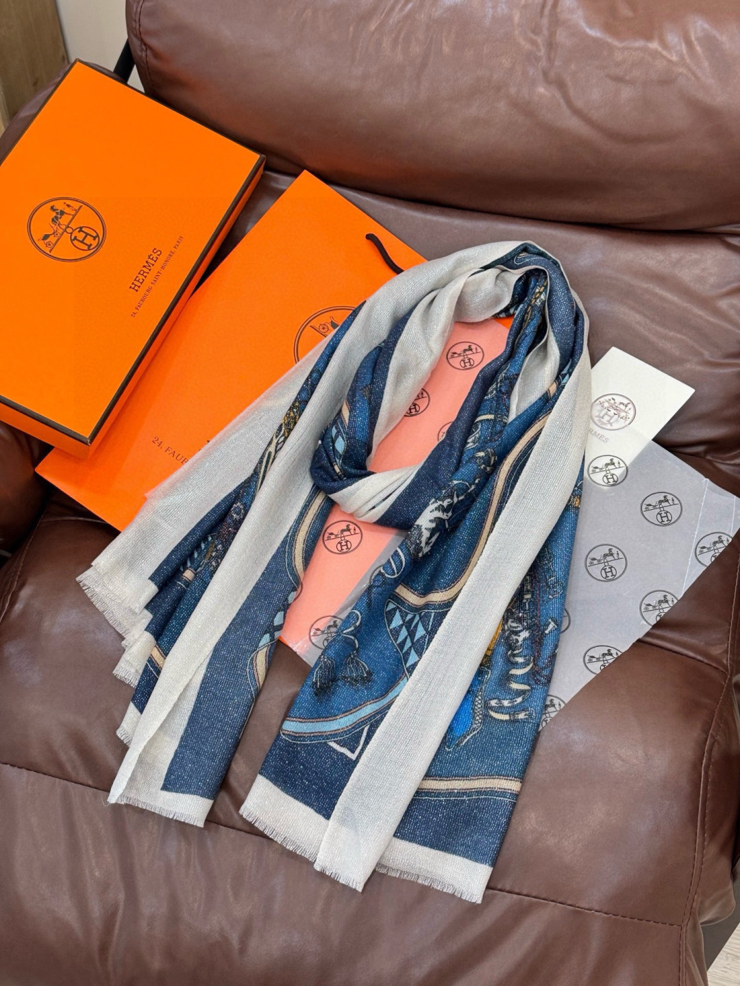 会发光发亮的围巾 羊绒新款🆕👏买了都说好看‼️推荐💕爱马仕羊绒方巾，顶级工艺超值‼️爱马仕专柜爆款🎁💟立