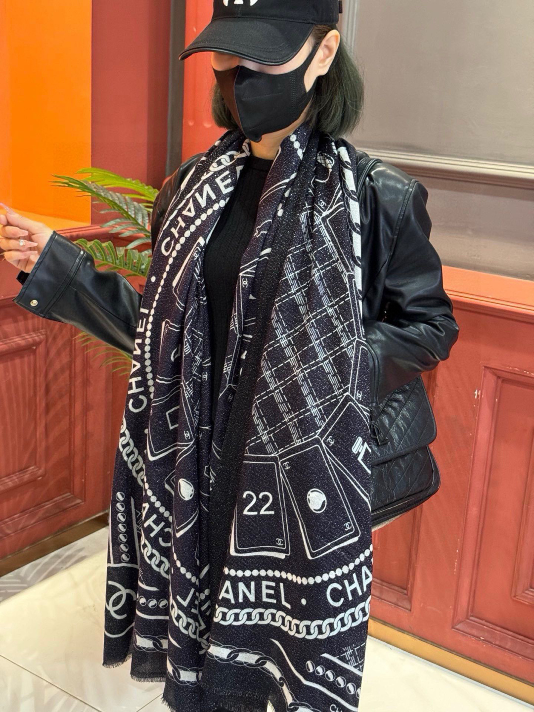 上新🌟 会发光发亮的围巾 💄💋新款客供银线💖羊绒面料长巾 😘美翻了[流泪]【小香银线图标】，御用殿堂级极