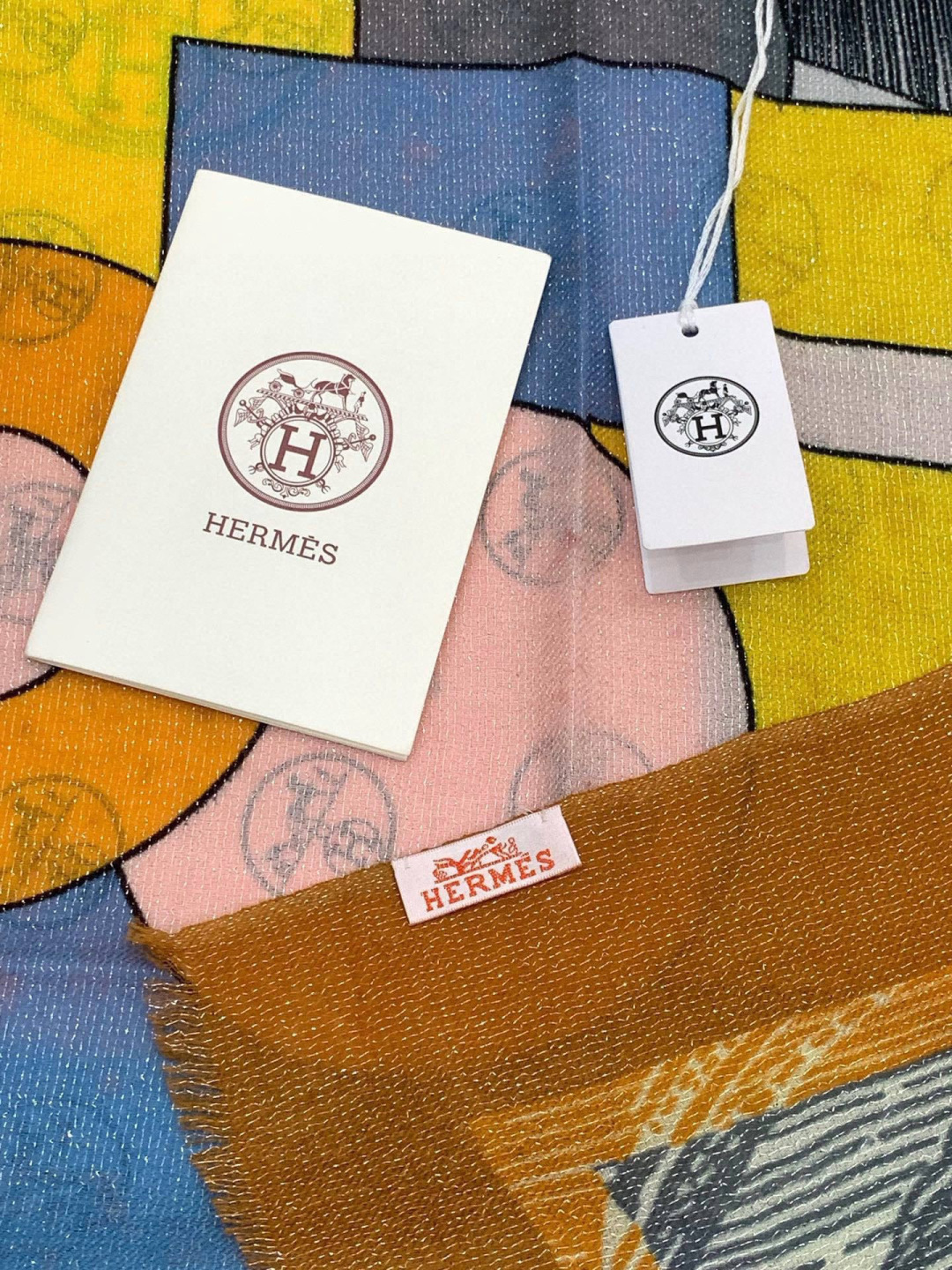 会发光发亮的围巾 爱马仕 专柜同步 买了都说好看羊绒印花‼️推荐💕顶级工艺超值‼️爱马仕专柜爆款🎁🎁羊绒