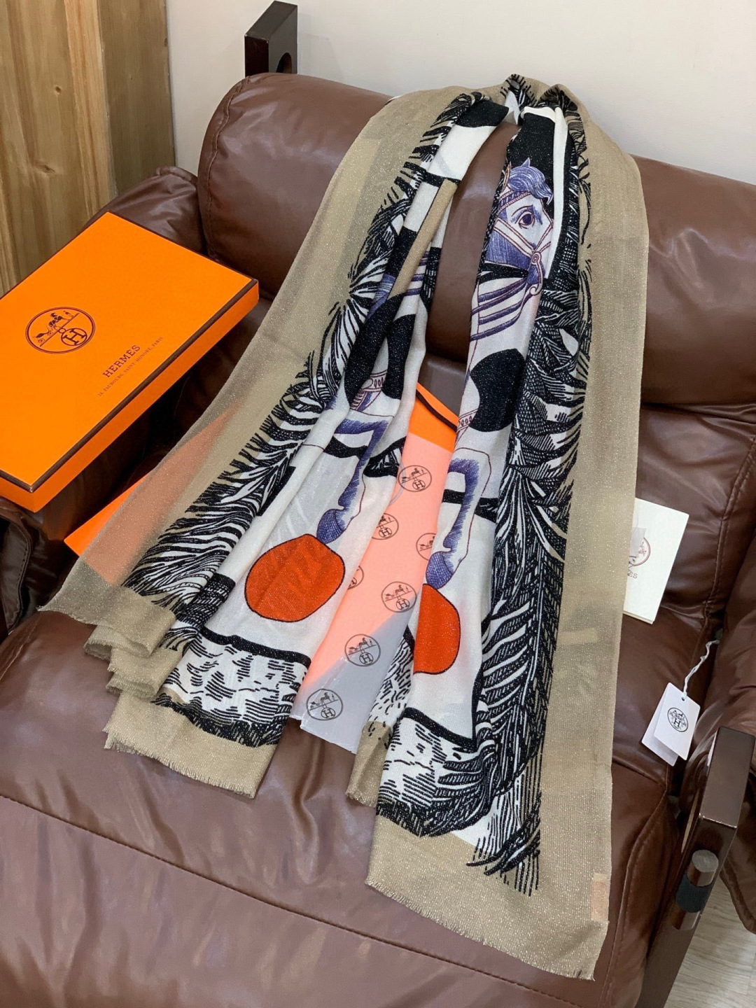 会发光发亮的围巾 爱马仕 专柜同步 买了都说好看羊绒印花‼️推荐💕顶级工艺超值‼️爱马仕专柜爆款🎁🎁羊绒