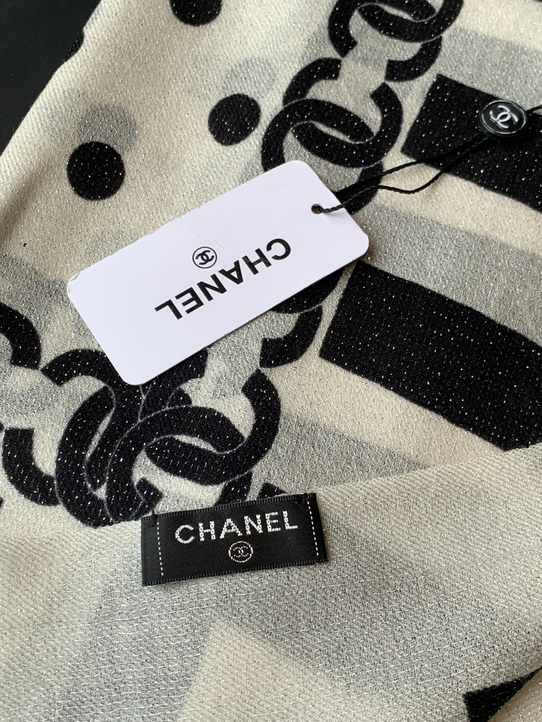 上新🌟 会发光发亮的围巾 💄💋新款客供银线💖羊绒面料长巾 😘美翻了[流泪]【小香银线图标】，御用殿堂级极