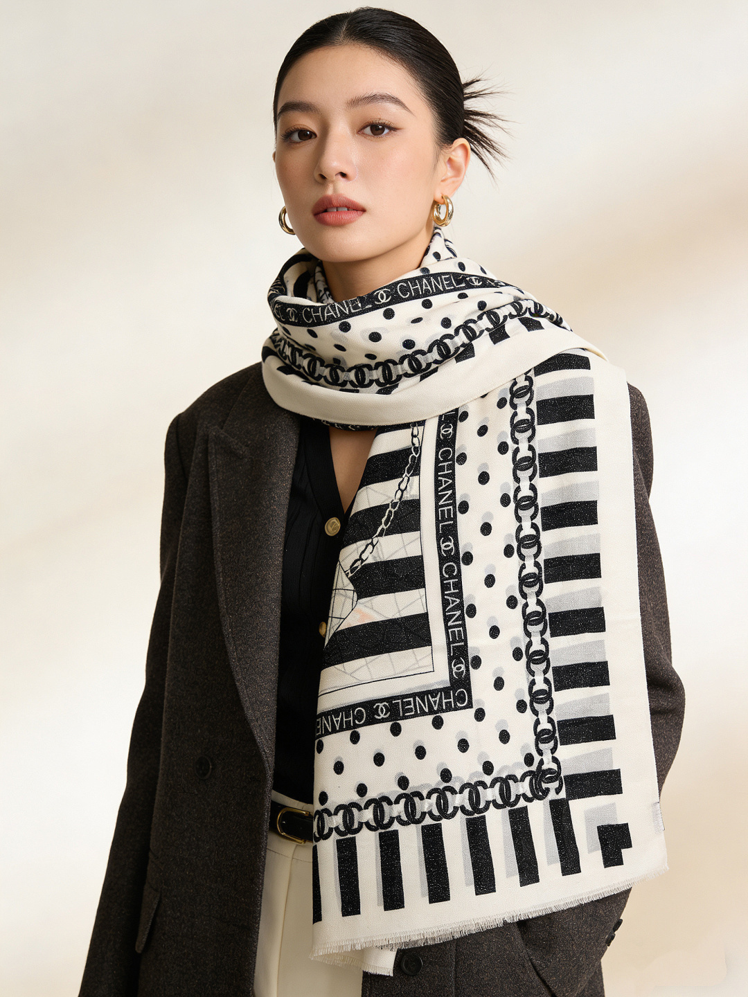 上新🌟 会发光发亮的围巾 💄💋新款客供银线💖羊绒面料长巾 😘美翻了[流泪]【小香银线图标】，御用殿堂级极