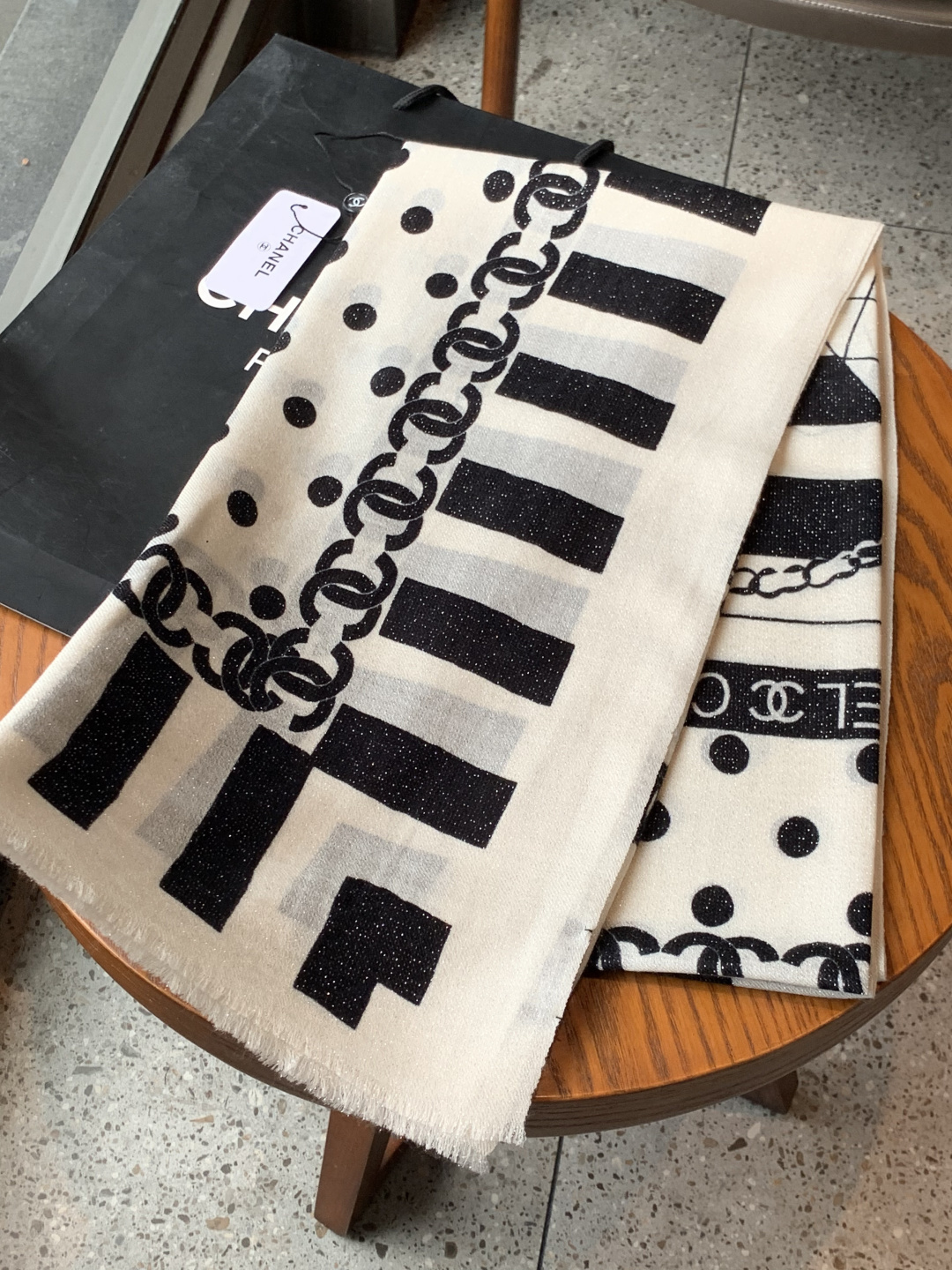 上新🌟 会发光发亮的围巾 💄💋新款客供银线💖羊绒面料长巾 😘美翻了[流泪]【小香银线图标】，御用殿堂级极