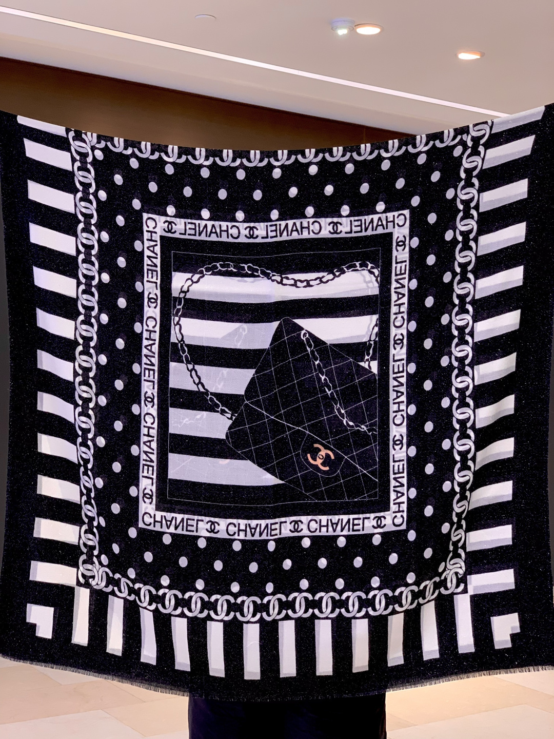 上新🌟 会发光发亮的围巾 💄💋新款客供银线💖羊绒面料长巾 😘美翻了[流泪]【小香银线图标】，御用殿堂级极