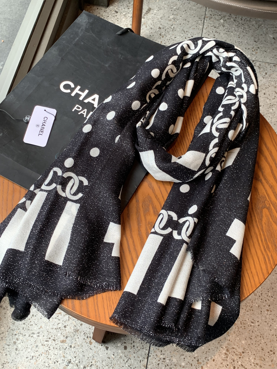 上新🌟 会发光发亮的围巾 💄💋新款客供银线💖羊绒面料长巾 😘美翻了[流泪]【小香银线图标】，御用殿堂级极