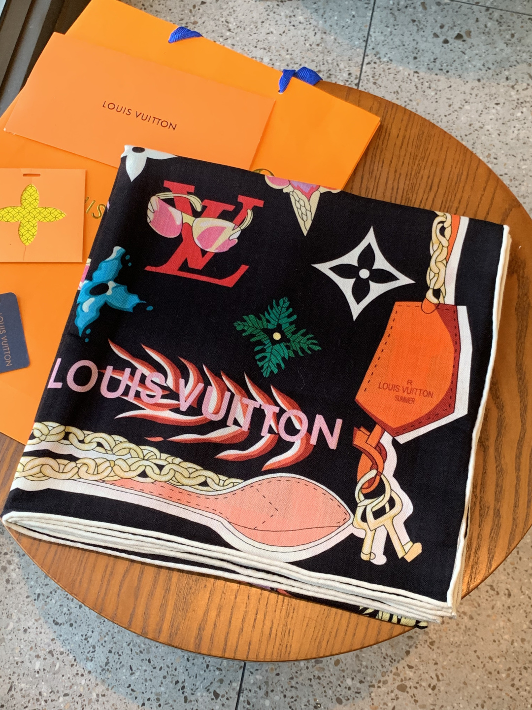 LV x TM 140披肩【140顶级丝绒双面同色披肩】本款L Multicolor披肩出自路易威登与知