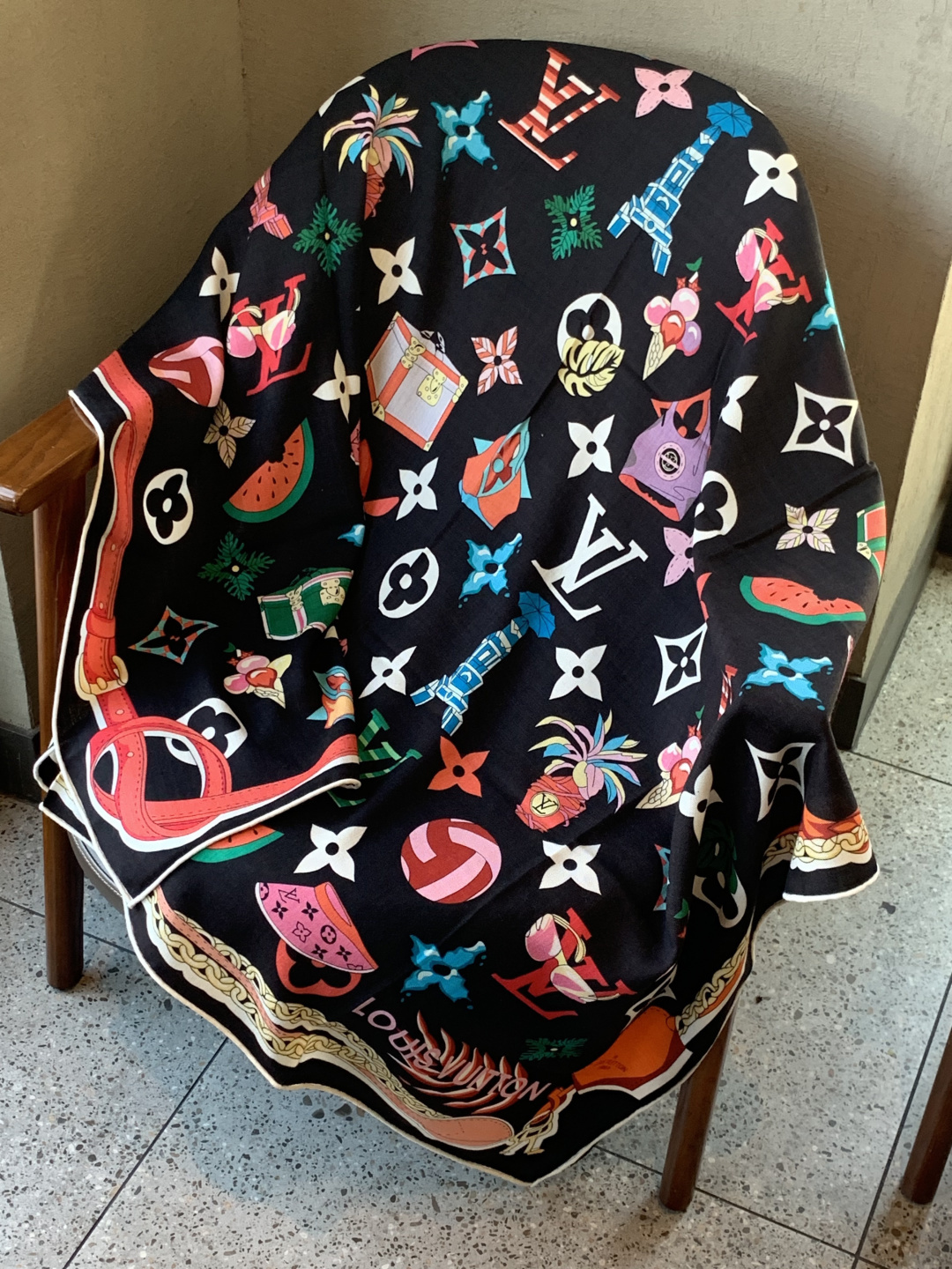 LV x TM 140披肩【140顶级丝绒双面同色披肩】本款L Multicolor披肩出自路易威登与知