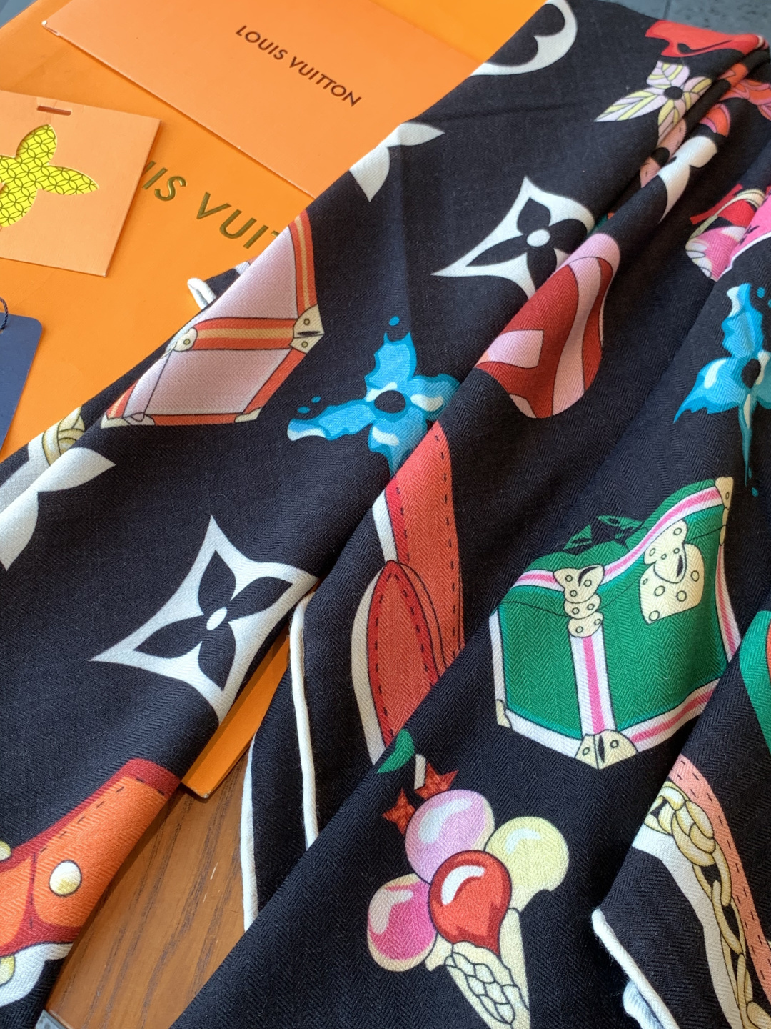 LV x TM 140披肩【140顶级丝绒双面同色披肩】本款L Multicolor披肩出自路易威登与知
