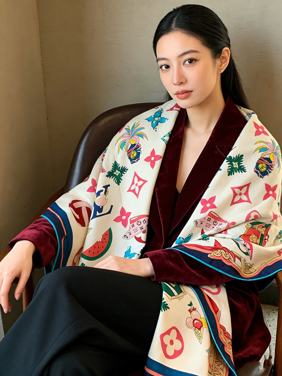 LV x TM 140披肩【140顶级丝绒双面同色披肩】本款L Multicolor披肩出自路易威登与知