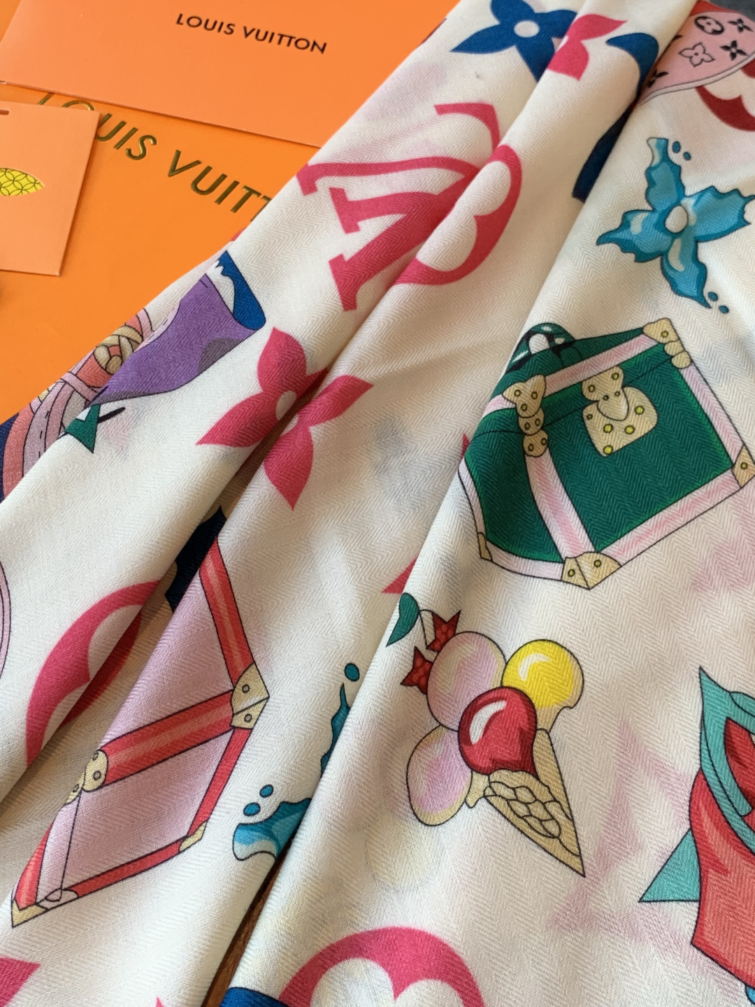 LV x TM 140披肩【140顶级丝绒双面同色披肩】本款L Multicolor披肩出自路易威登与知