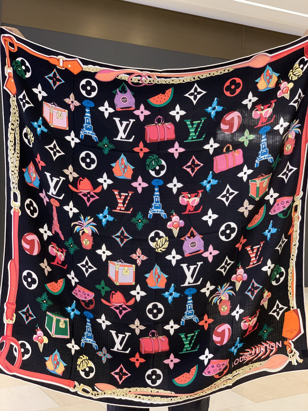 LV x TM 140披肩【140顶级丝绒双面同色披肩】本款L Multicolor披肩出自路易威登与知