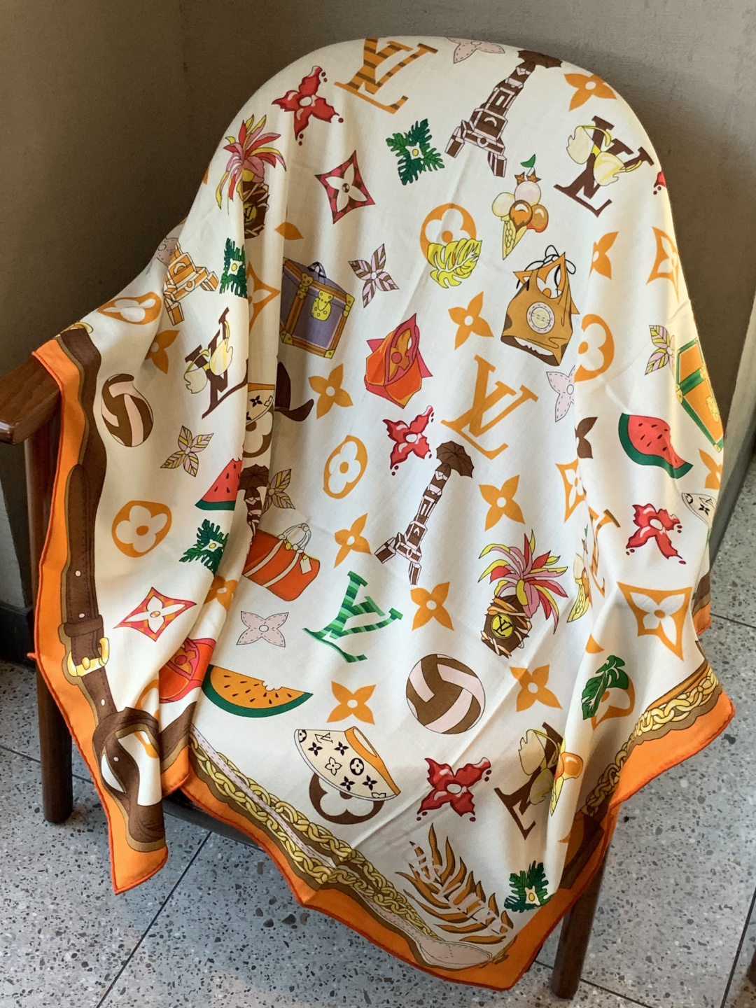 LV x TM 140披肩【140顶级丝绒双面同色披肩】本款L Multicolor披肩出自路易威登与知