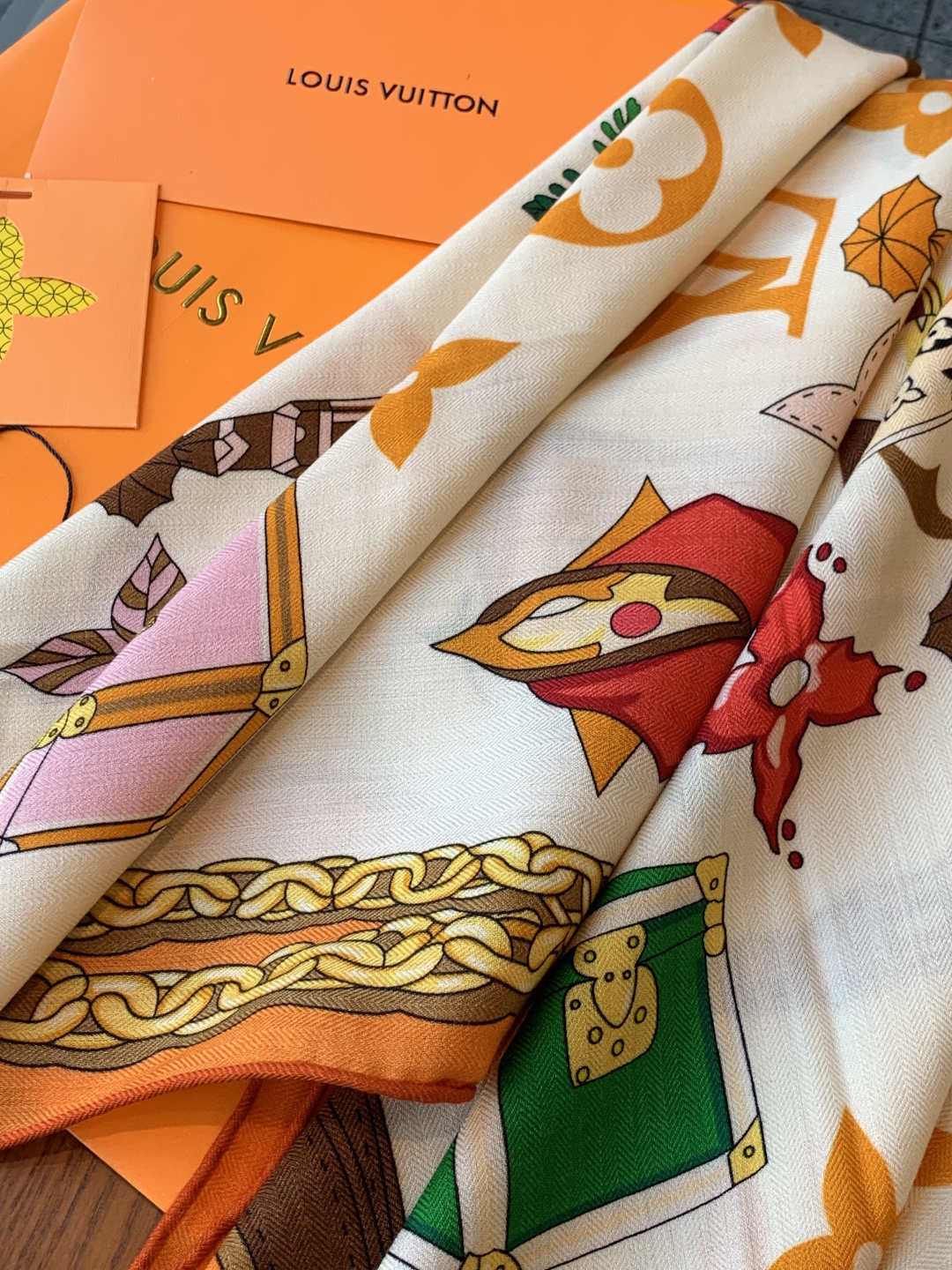 LV x TM 140披肩【140顶级丝绒双面同色披肩】本款L Multicolor披肩出自路易威登与知