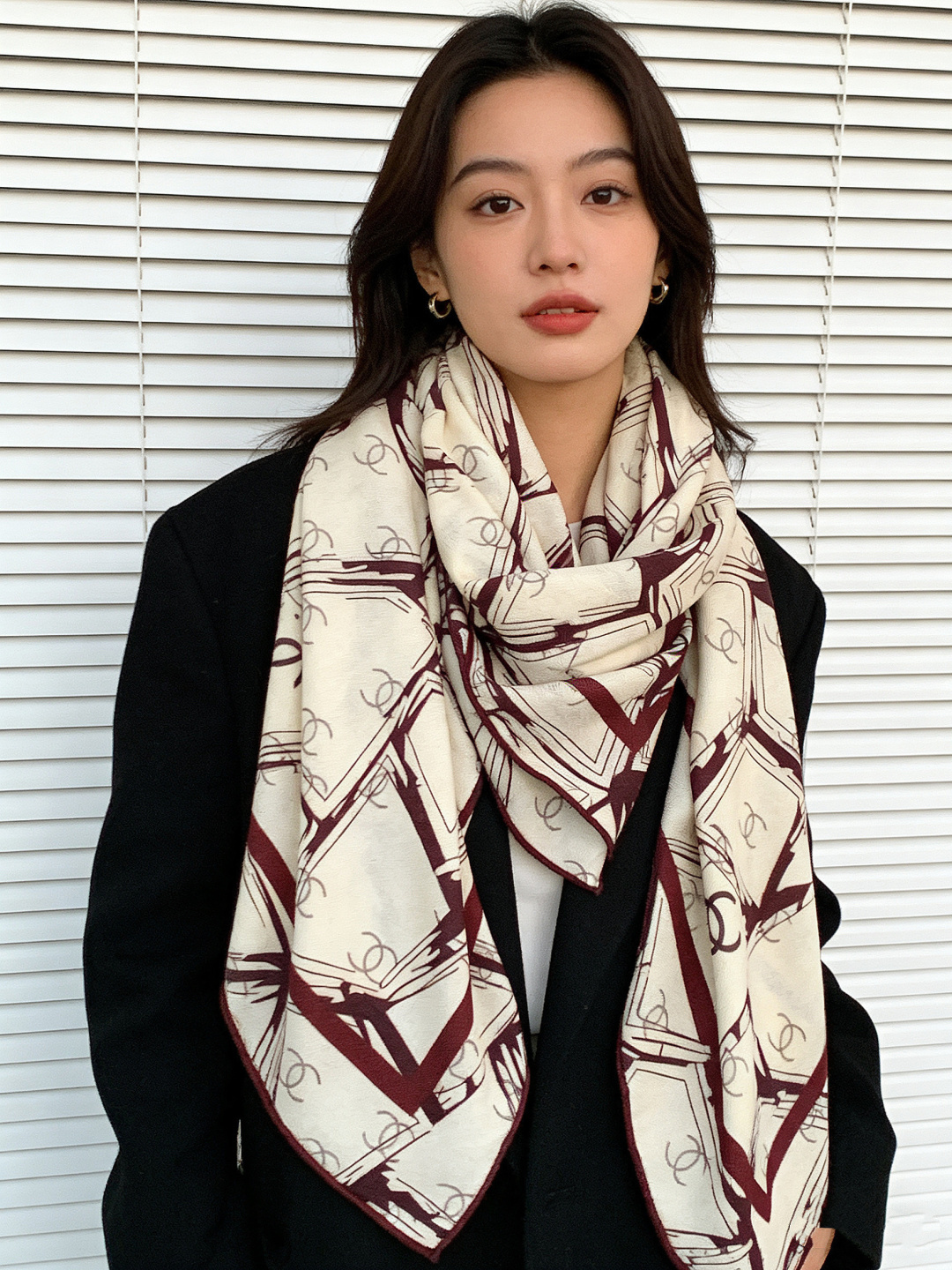 高级成衣系列～Chanel 【140双面同色丝绒披肩】此系列谱写一曲自由轻灵的赞歌本系列作品创新演绎品牌