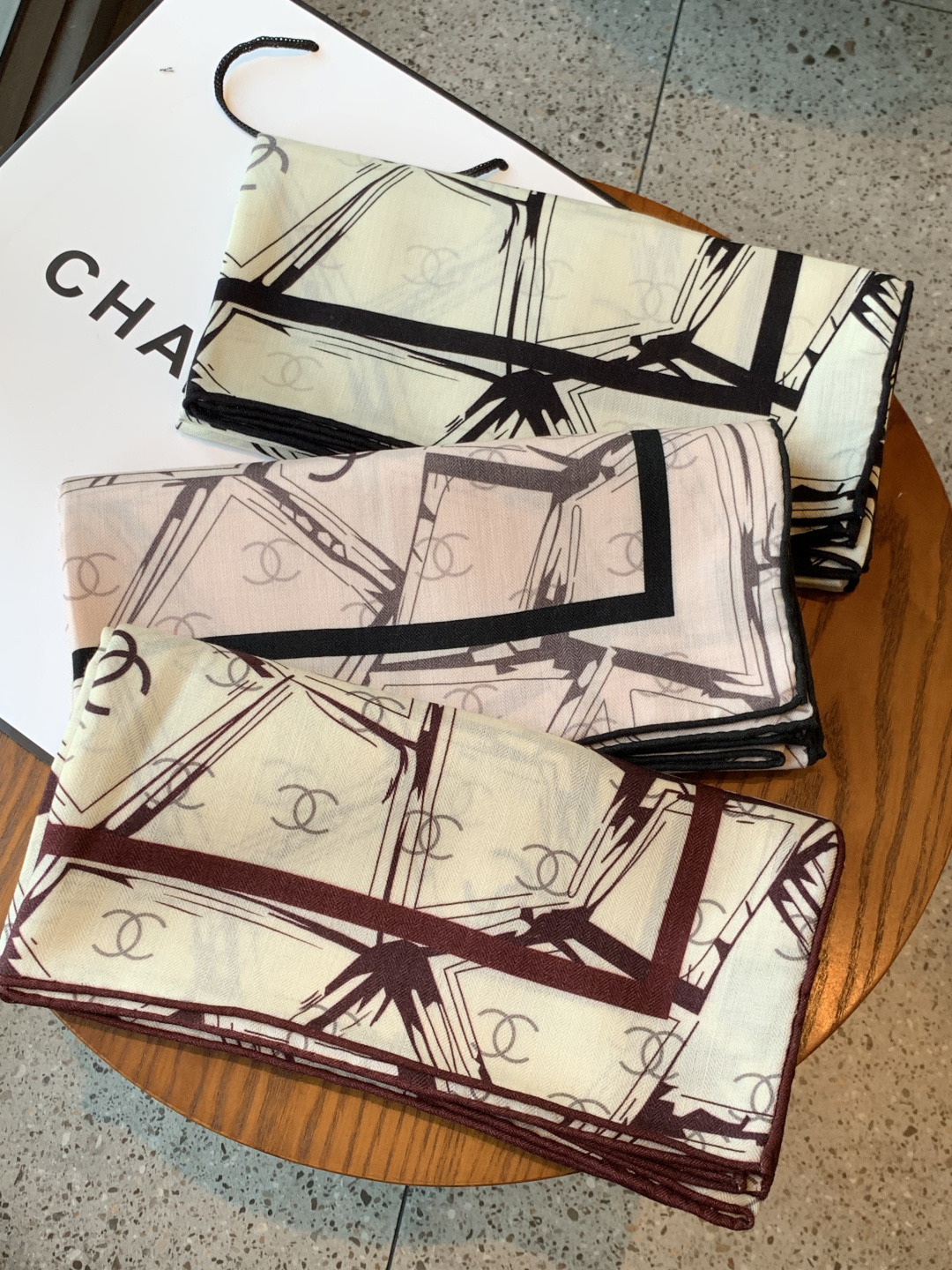 高级成衣系列～Chanel 【140双面同色丝绒披肩】此系列谱写一曲自由轻灵的赞歌本系列作品创新演绎品牌