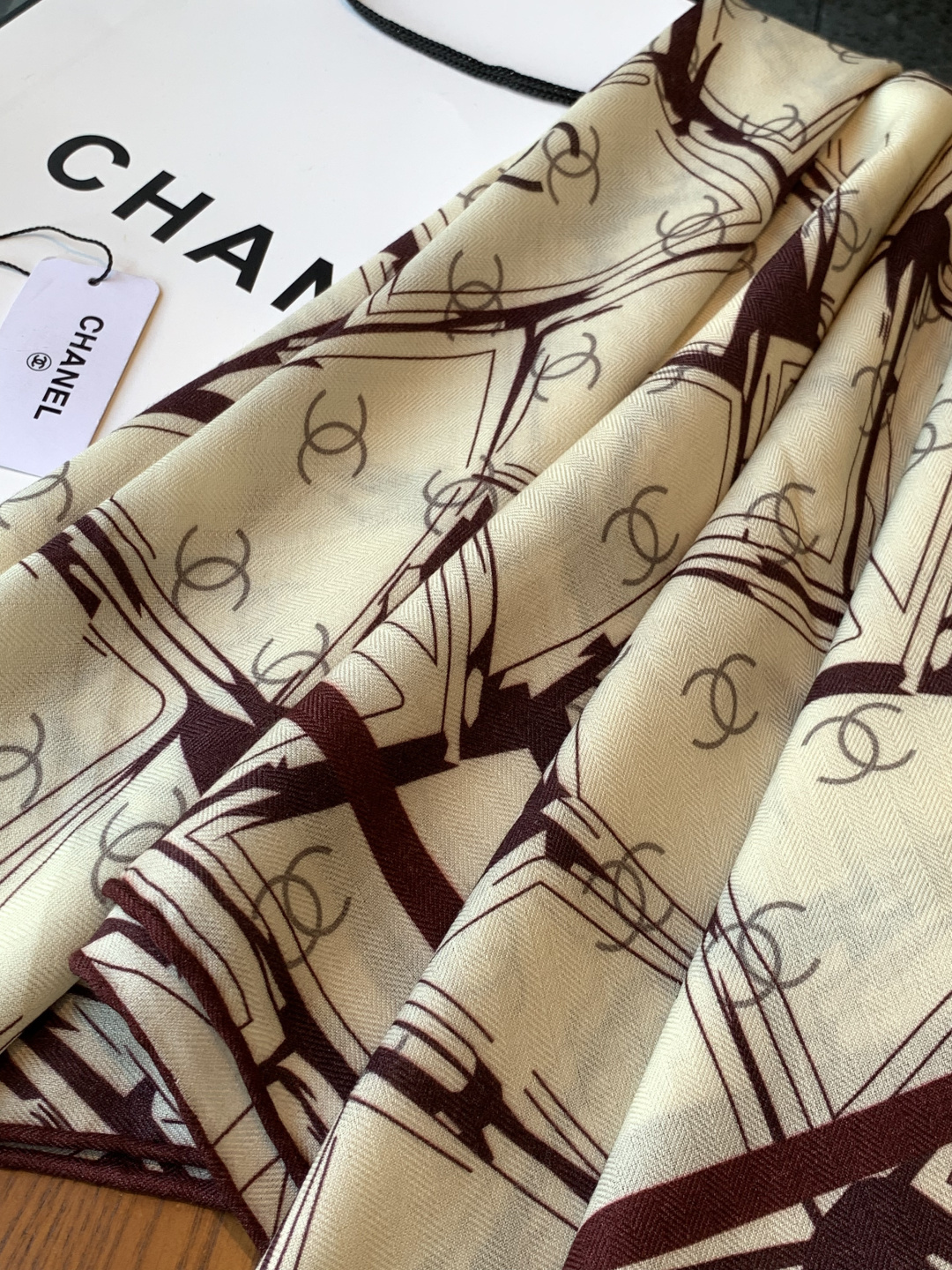 高级成衣系列～Chanel 【140双面同色丝绒披肩】此系列谱写一曲自由轻灵的赞歌本系列作品创新演绎品牌