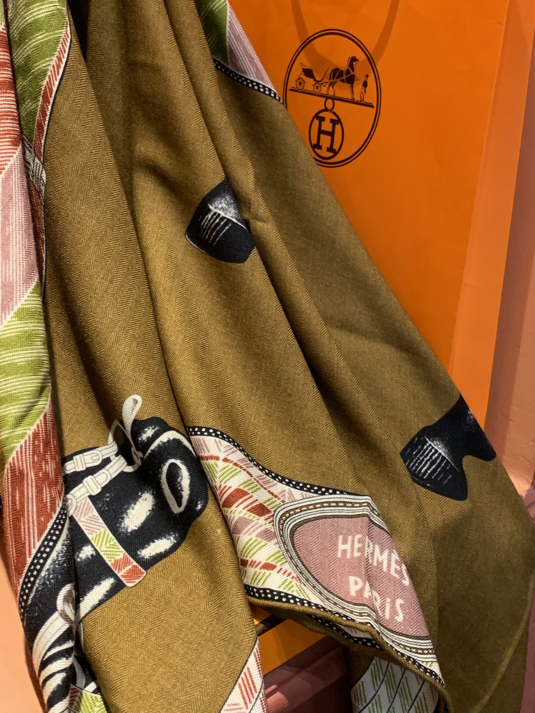 ✨✨【双面同色 丝绒款】H家羊绒新款 买了都说好看‼️推荐💕【骏马披挂 140】羊绒方巾‼️H家ZG爆款