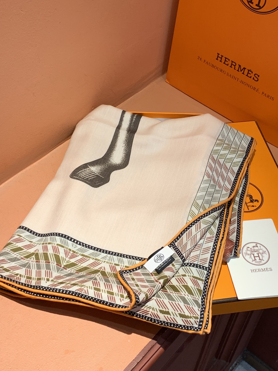 ✨✨【双面同色 丝绒款】H家羊绒新款 买了都说好看‼️推荐💕【骏马披挂 140】羊绒方巾‼️H家ZG爆款