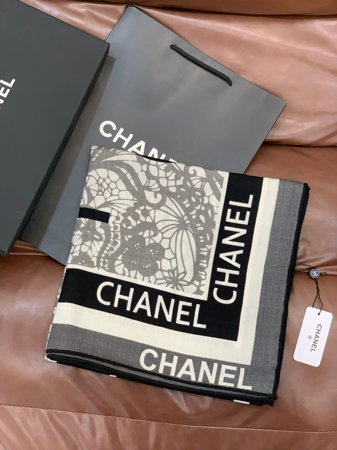 高级成衣系列～Chanel 【140双面同色丝绒披肩】此系列谱写一曲自由轻灵的赞歌本系列作品创新演绎品牌